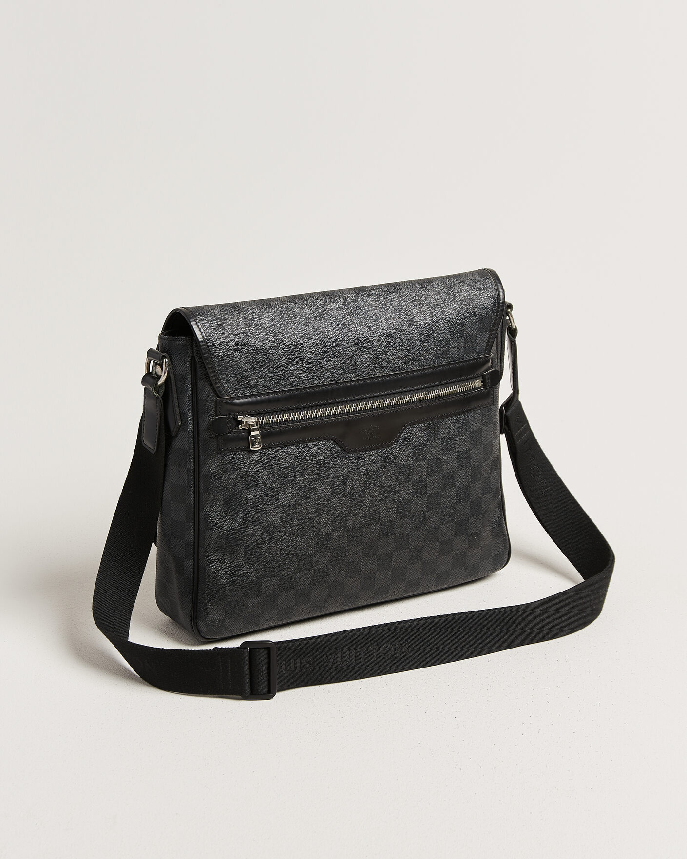 Herr | Pre-Owned & Vintage Bags | Louis Vuitton Pre-Owned | Daniel MM Shoulder Bag Damier Graphite