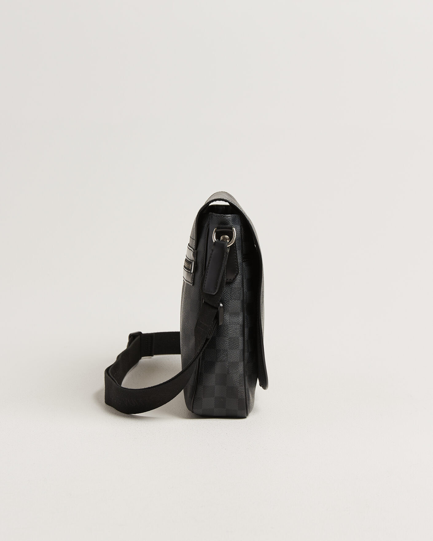 Herr | Pre-Owned & Vintage Bags | Louis Vuitton Pre-Owned | Daniel MM Shoulder Bag Damier Graphite