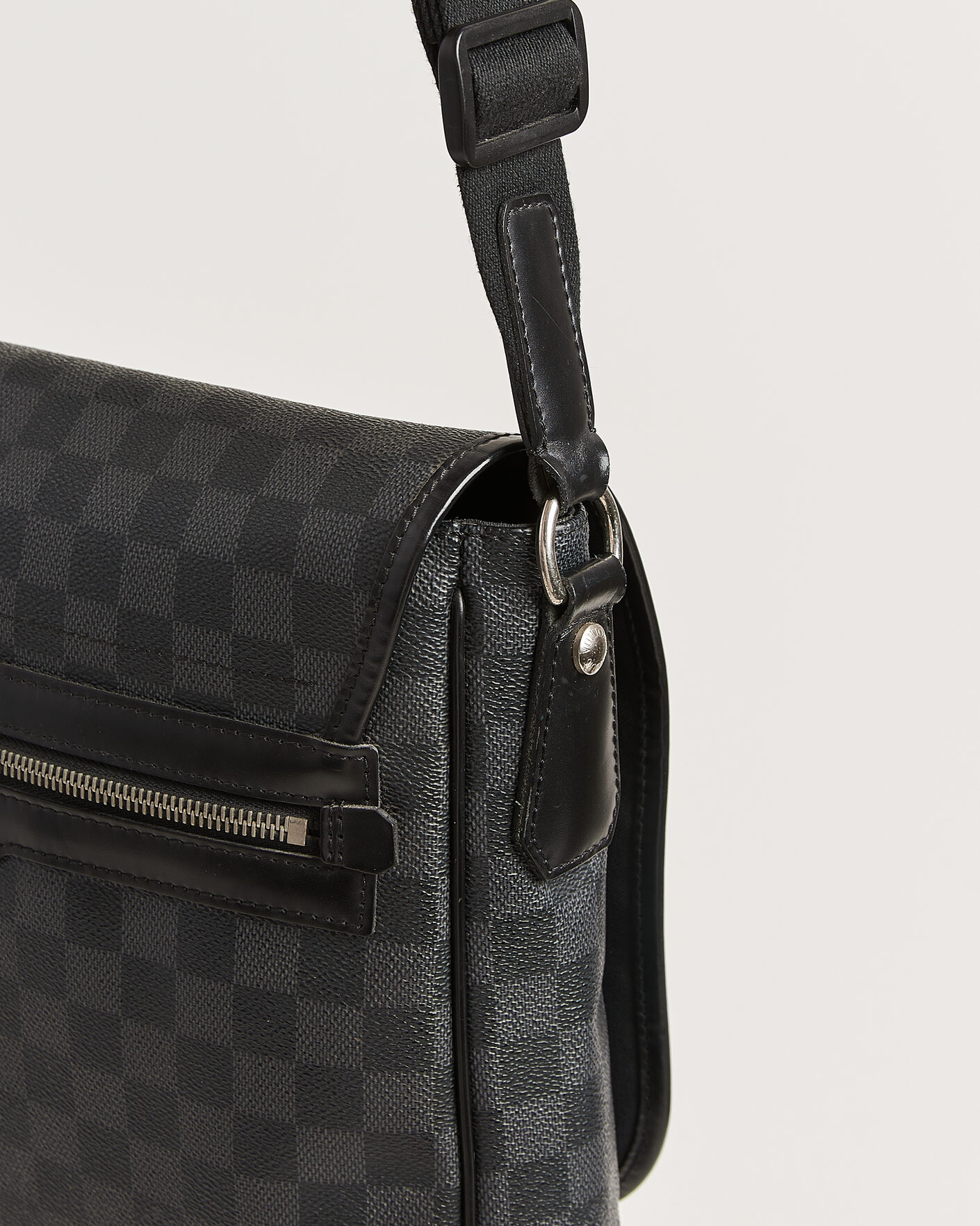 Herr | Pre-Owned & Vintage Bags | Louis Vuitton Pre-Owned | Daniel MM Shoulder Bag Damier Graphite