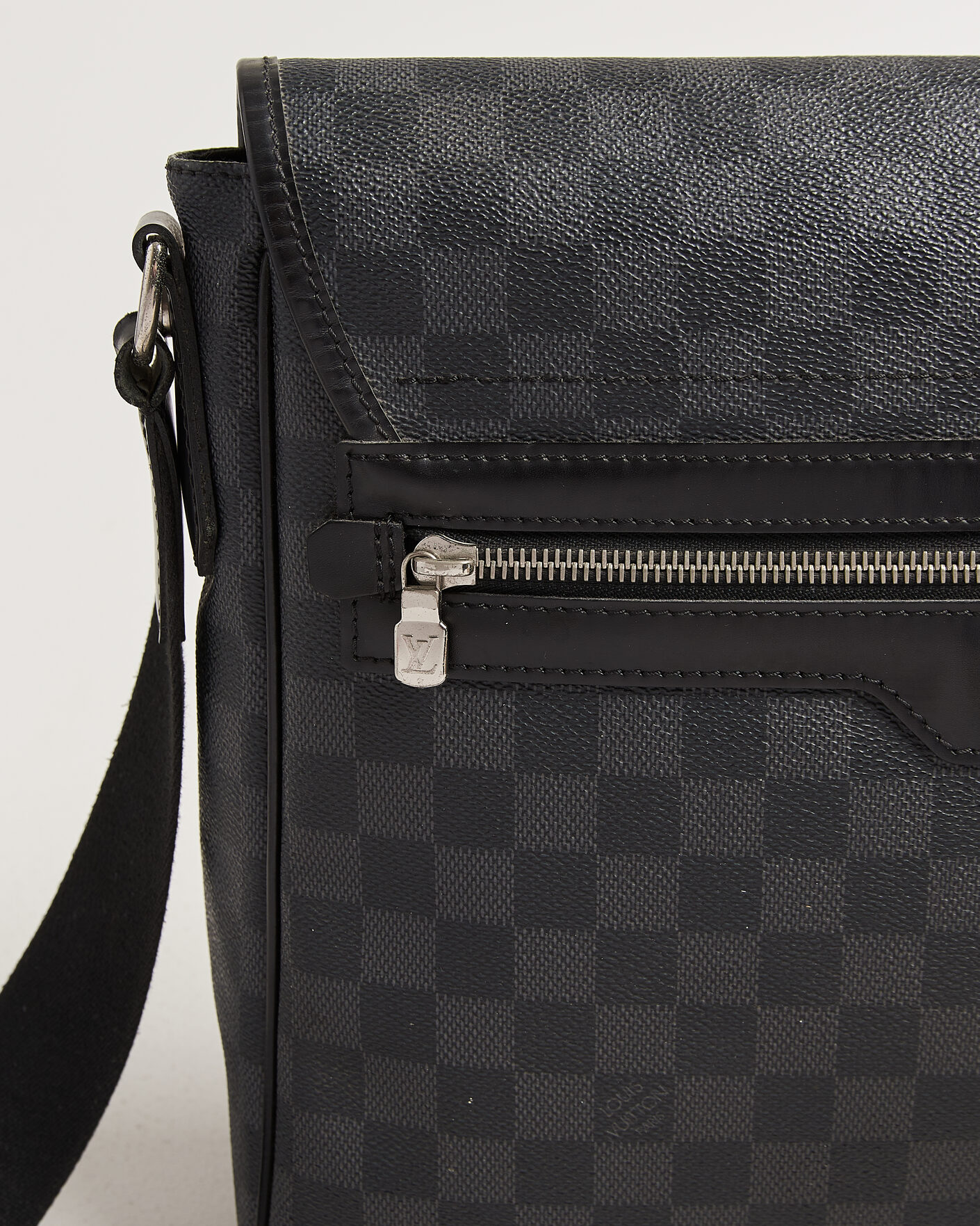 Herr | Pre-Owned & Vintage Bags | Louis Vuitton Pre-Owned | Daniel MM Shoulder Bag Damier Graphite