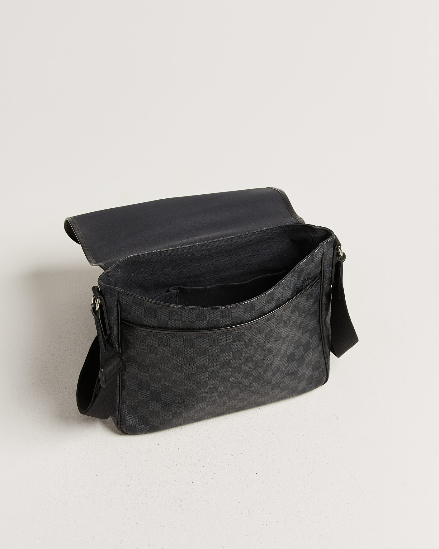 Herr | Pre-Owned & Vintage Bags | Louis Vuitton Pre-Owned | Daniel MM Shoulder Bag Damier Graphite