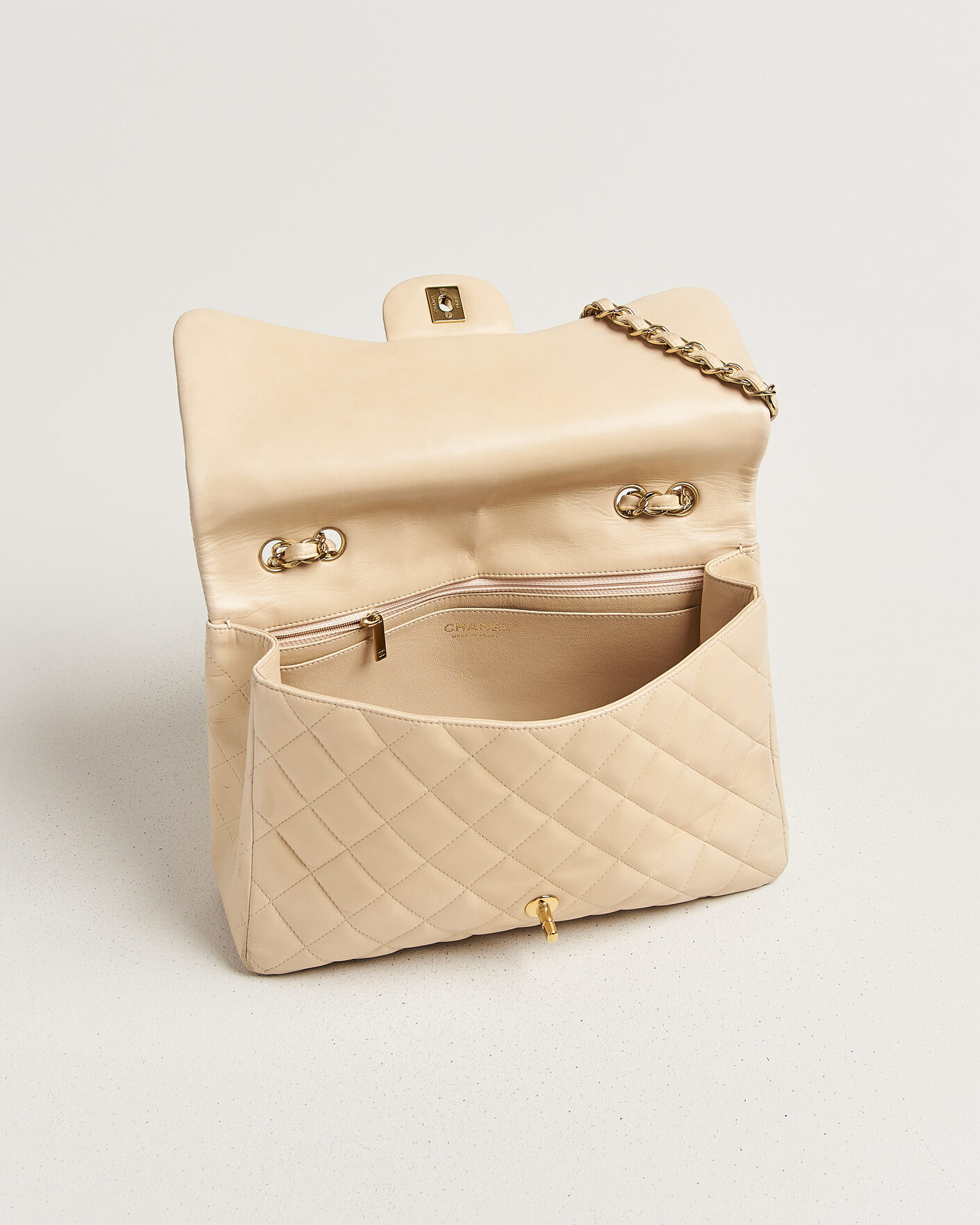 Herr | Pre-Owned & Vintage Bags | Chanel Pre-Owned | Classic Jumbo Single Flap Bag Lambskin Beige