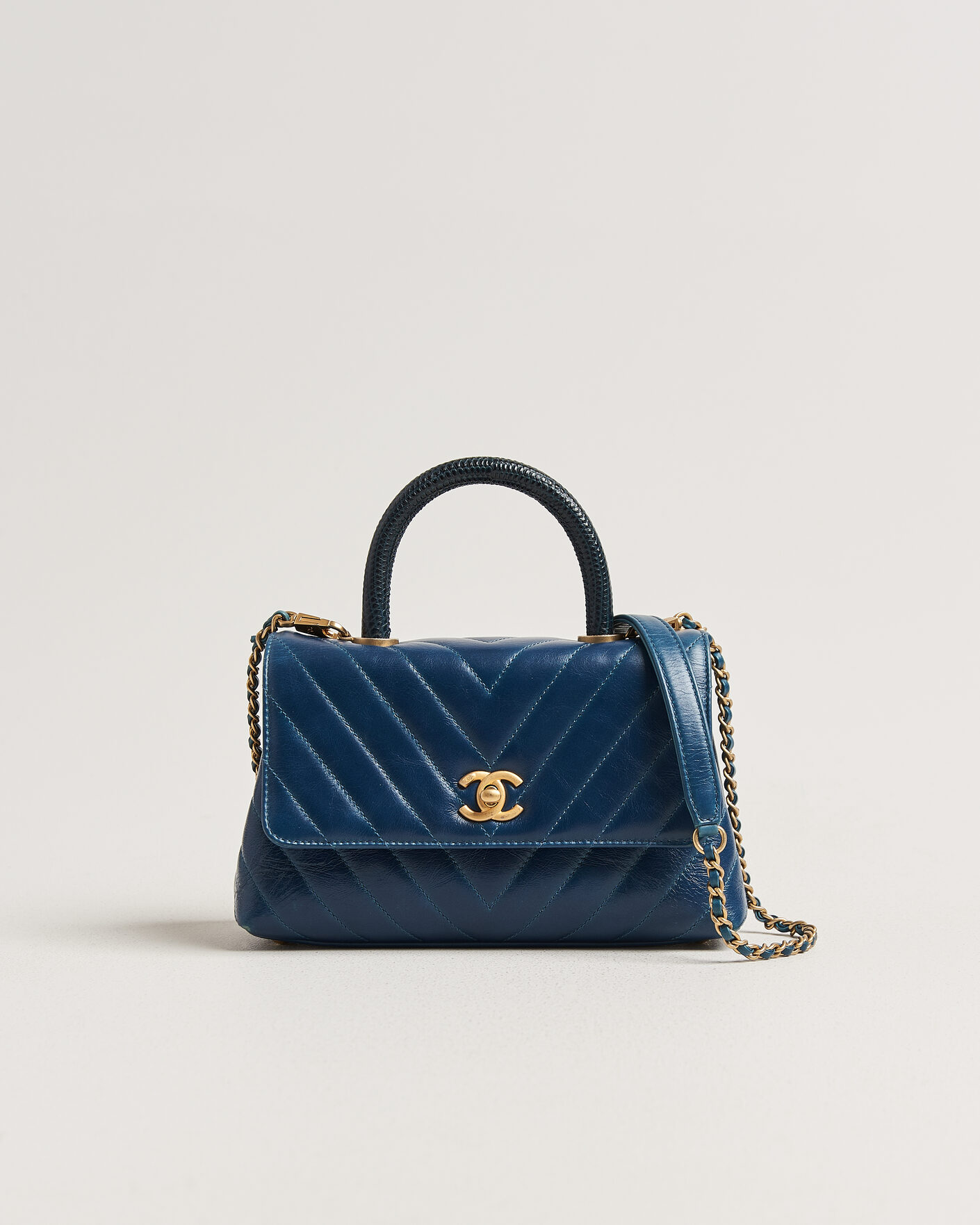 Herr | Pre-Owned & Vintage Bags | Chanel Pre-Owned | Coco Handle Chevron Bag Blue