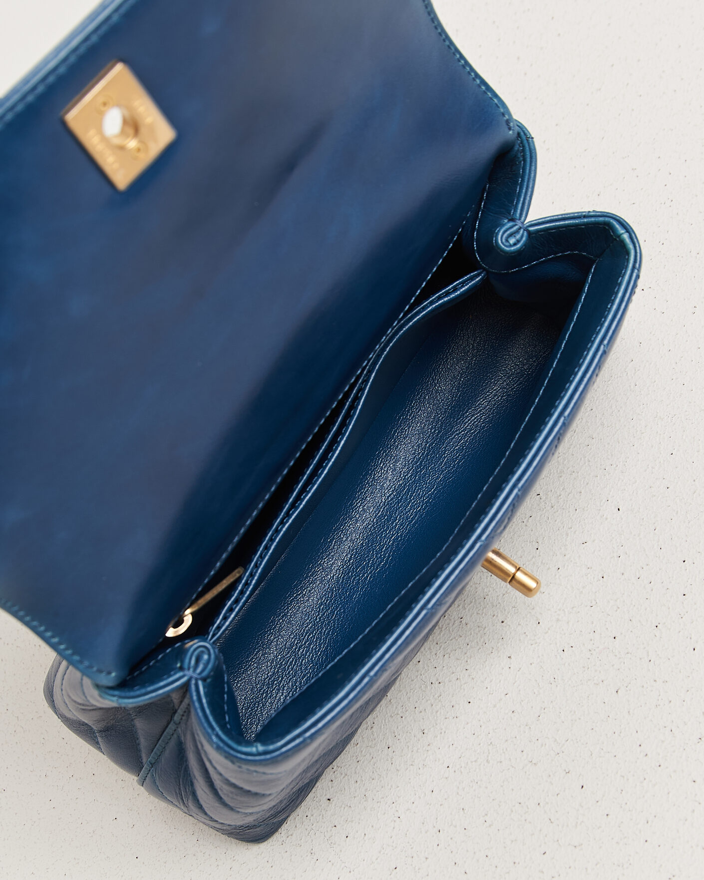 Herr | Pre-Owned & Vintage Bags | Chanel Pre-Owned | Coco Handle Chevron Bag Blue