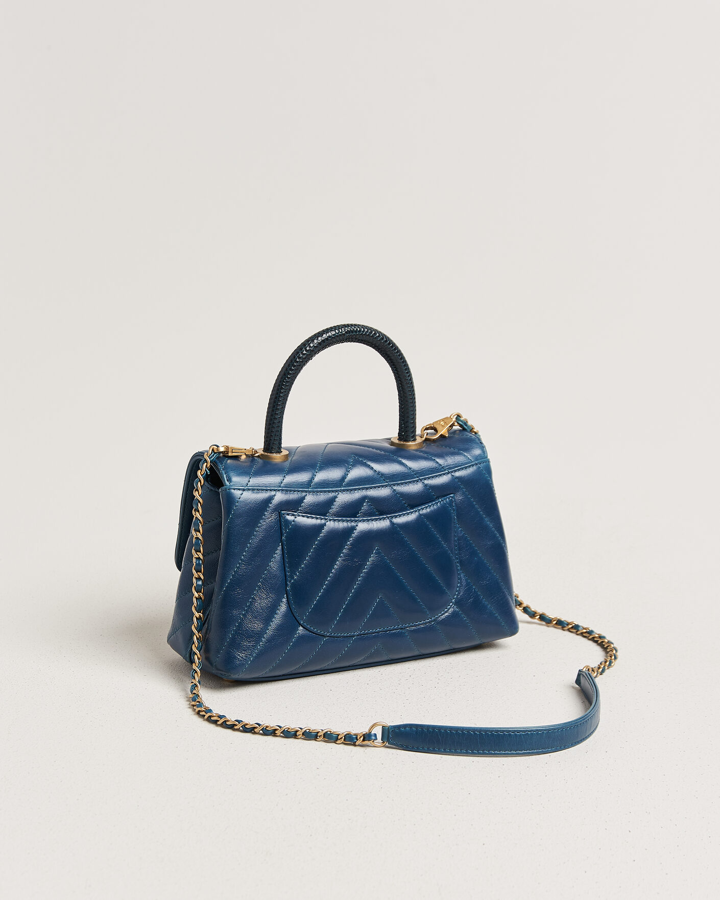 Herr | Pre-Owned & Vintage Bags | Chanel Pre-Owned | Coco Handle Chevron Bag Blue