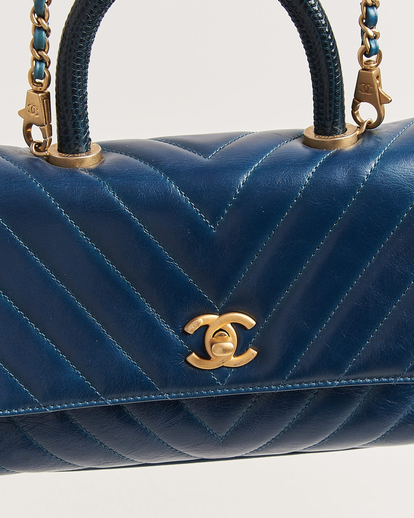 Herr | Pre-Owned & Vintage Bags | Chanel Pre-Owned | Coco Handle Chevron Bag Blue