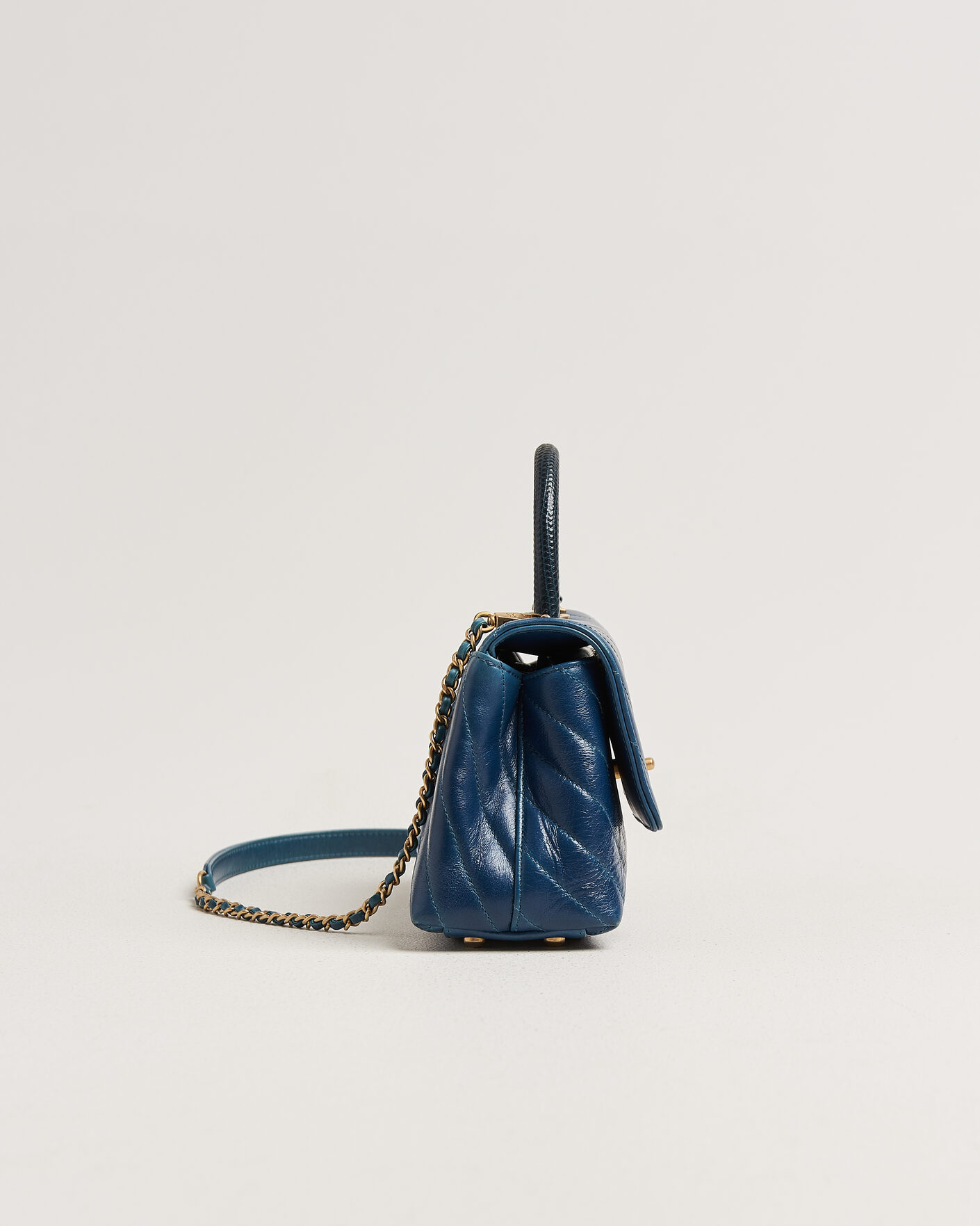 Herr | Pre-Owned & Vintage Bags | Chanel Pre-Owned | Coco Handle Chevron Bag Blue