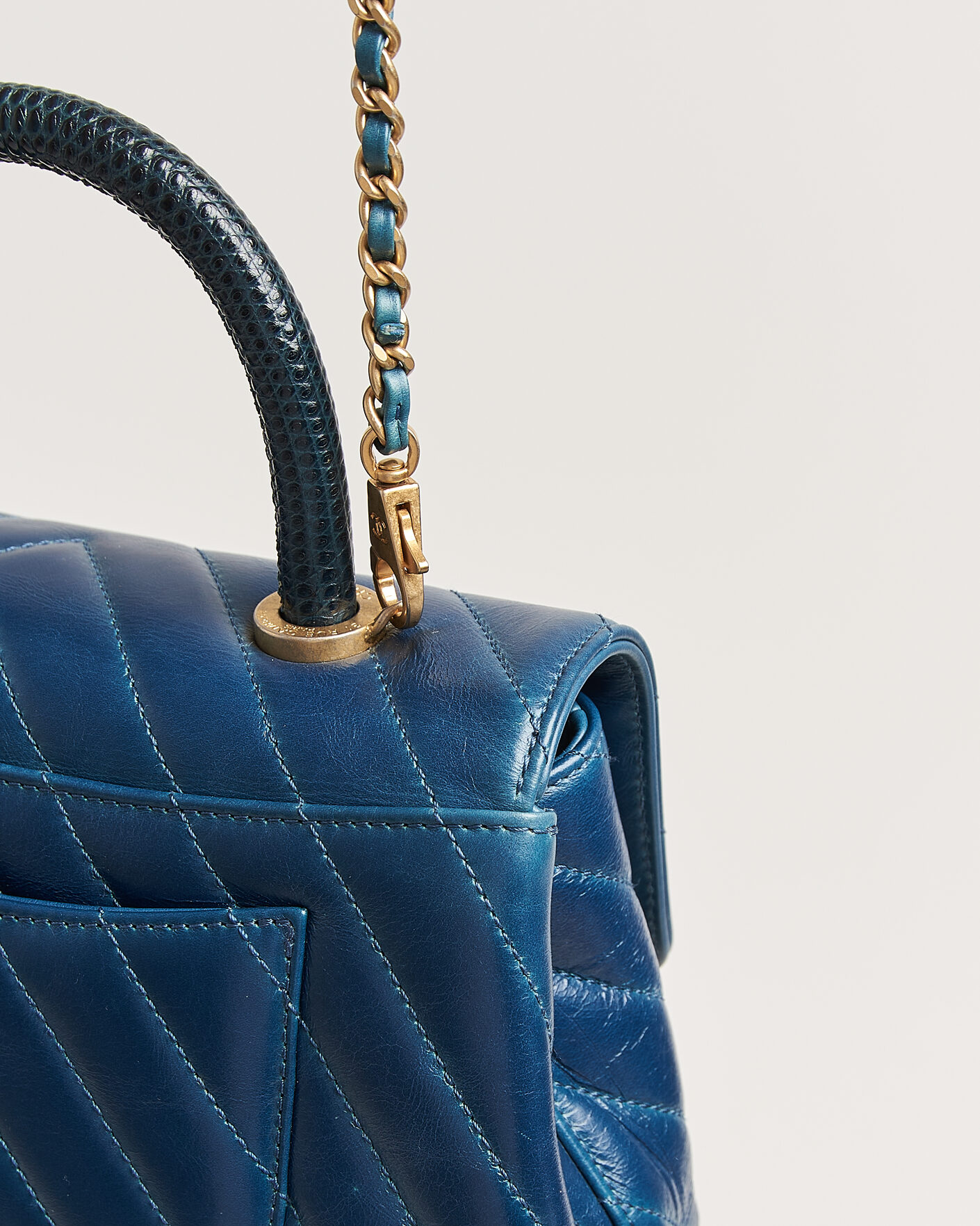 Herr | Pre-Owned & Vintage Bags | Chanel Pre-Owned | Coco Handle Chevron Bag Blue