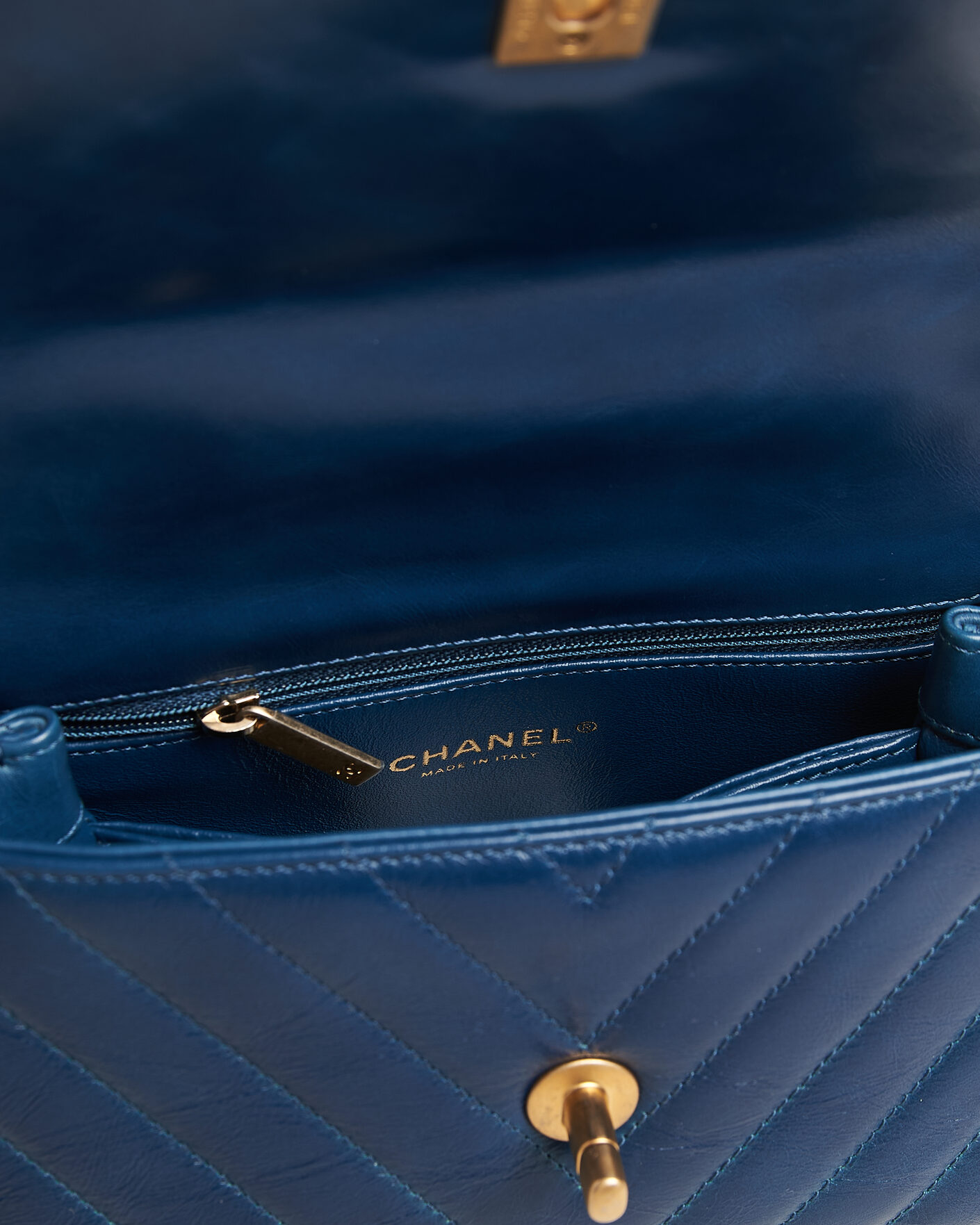 Herr | Pre-Owned & Vintage Bags | Chanel Pre-Owned | Coco Handle Chevron Bag Blue