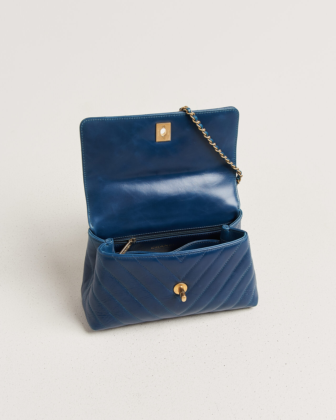 Herr | Pre-Owned & Vintage Bags | Chanel Pre-Owned | Coco Handle Chevron Bag Blue