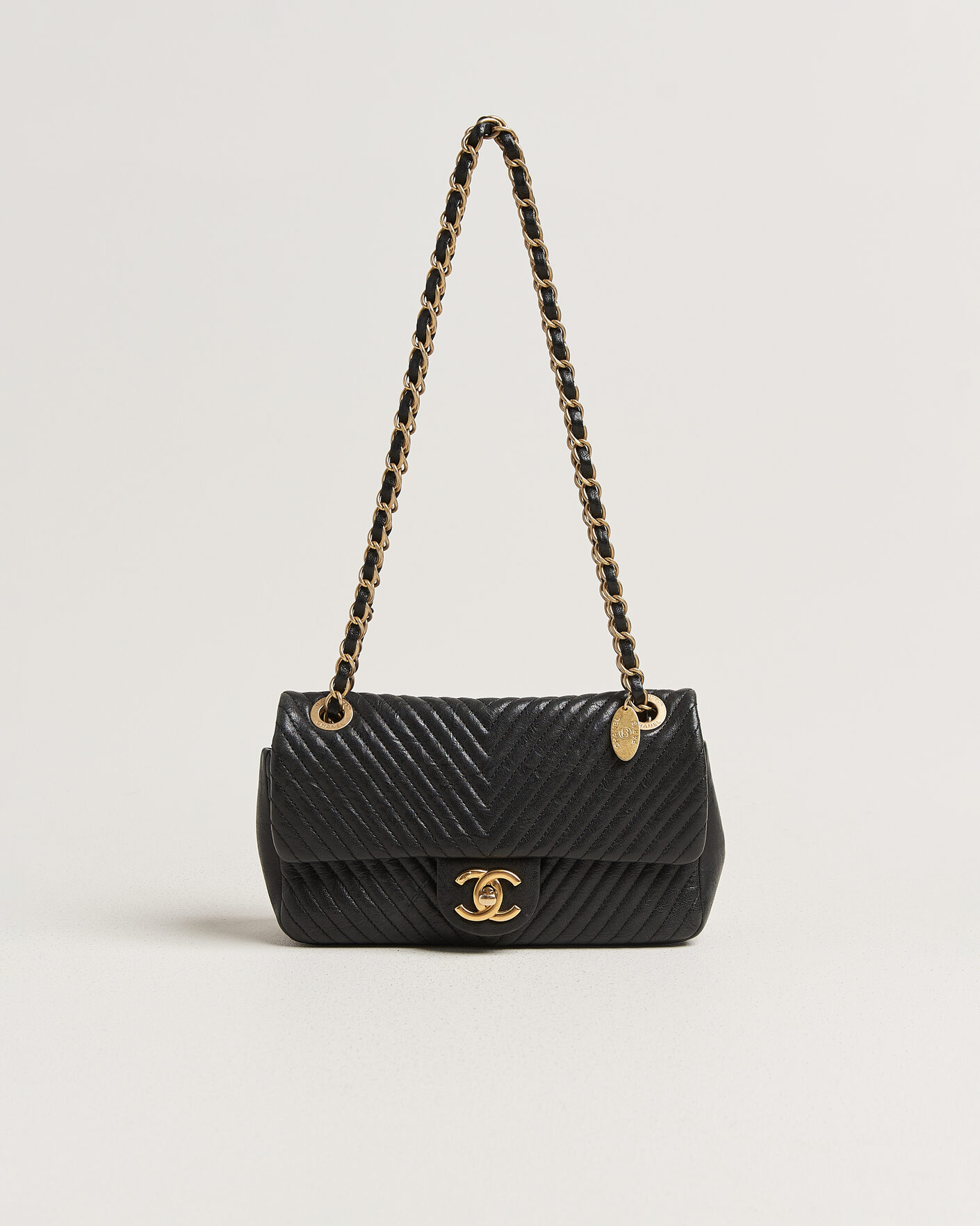 Herr | Pre-Owned & Vintage Bags | Chanel Pre-Owned | Chevron Small Flap Bag Black
