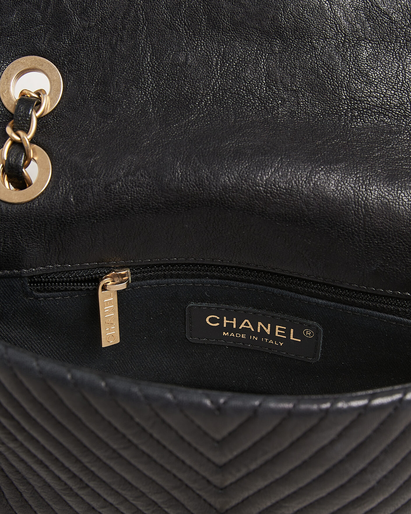 Herr | Pre-Owned & Vintage Bags | Chanel Pre-Owned | Chevron Small Flap Bag Black