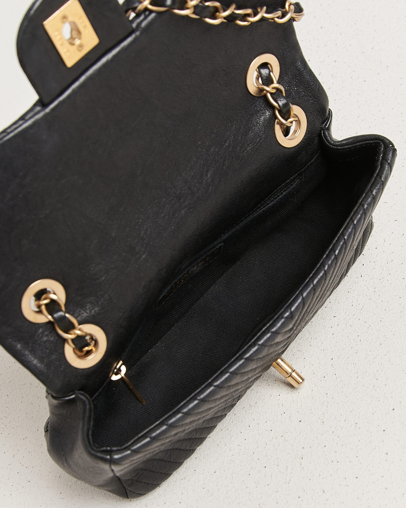 Herr | Pre-Owned & Vintage Bags | Chanel Pre-Owned | Chevron Small Flap Bag Black