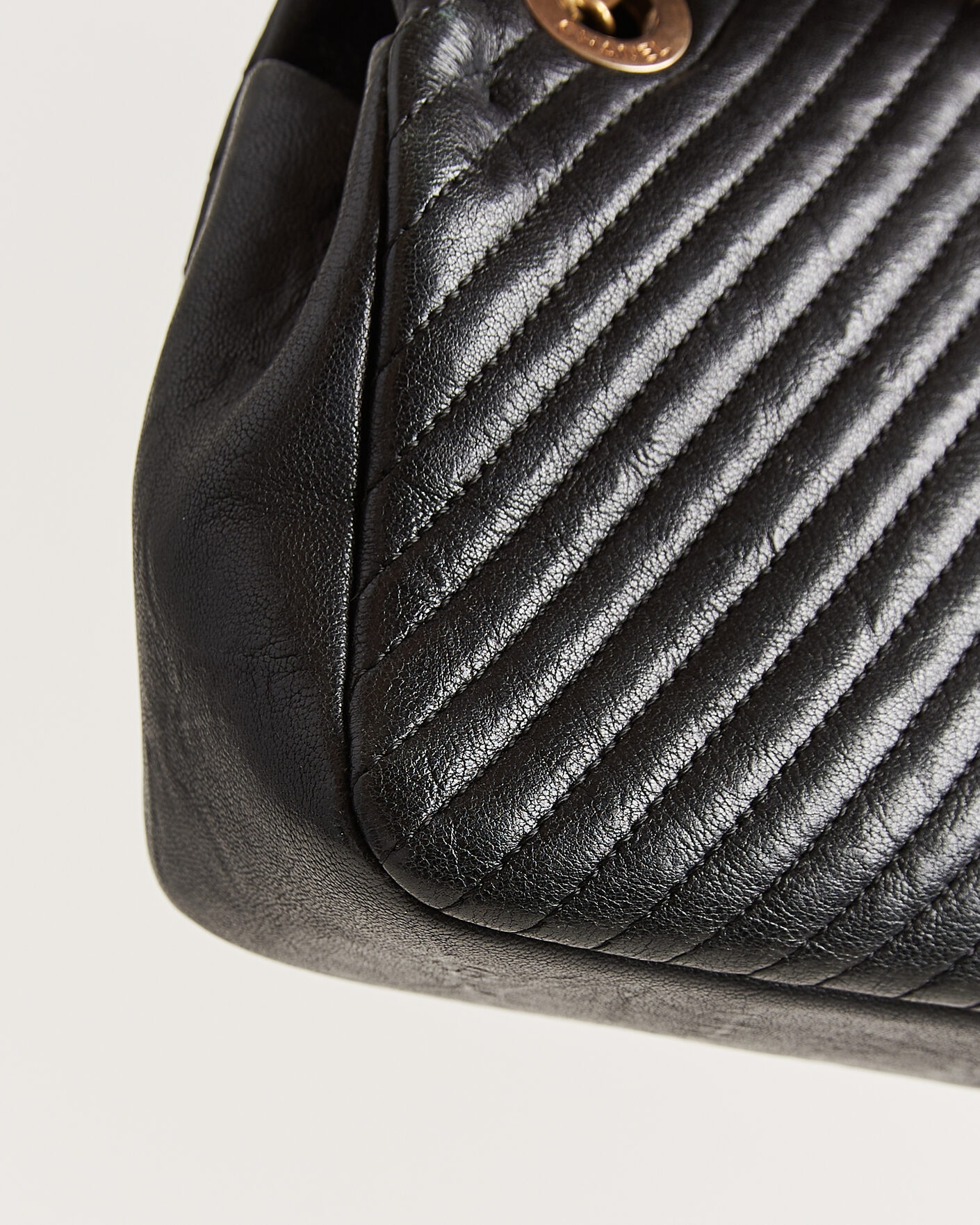 Herr | Pre-Owned & Vintage Bags | Chanel Pre-Owned | Chevron Small Flap Bag Black