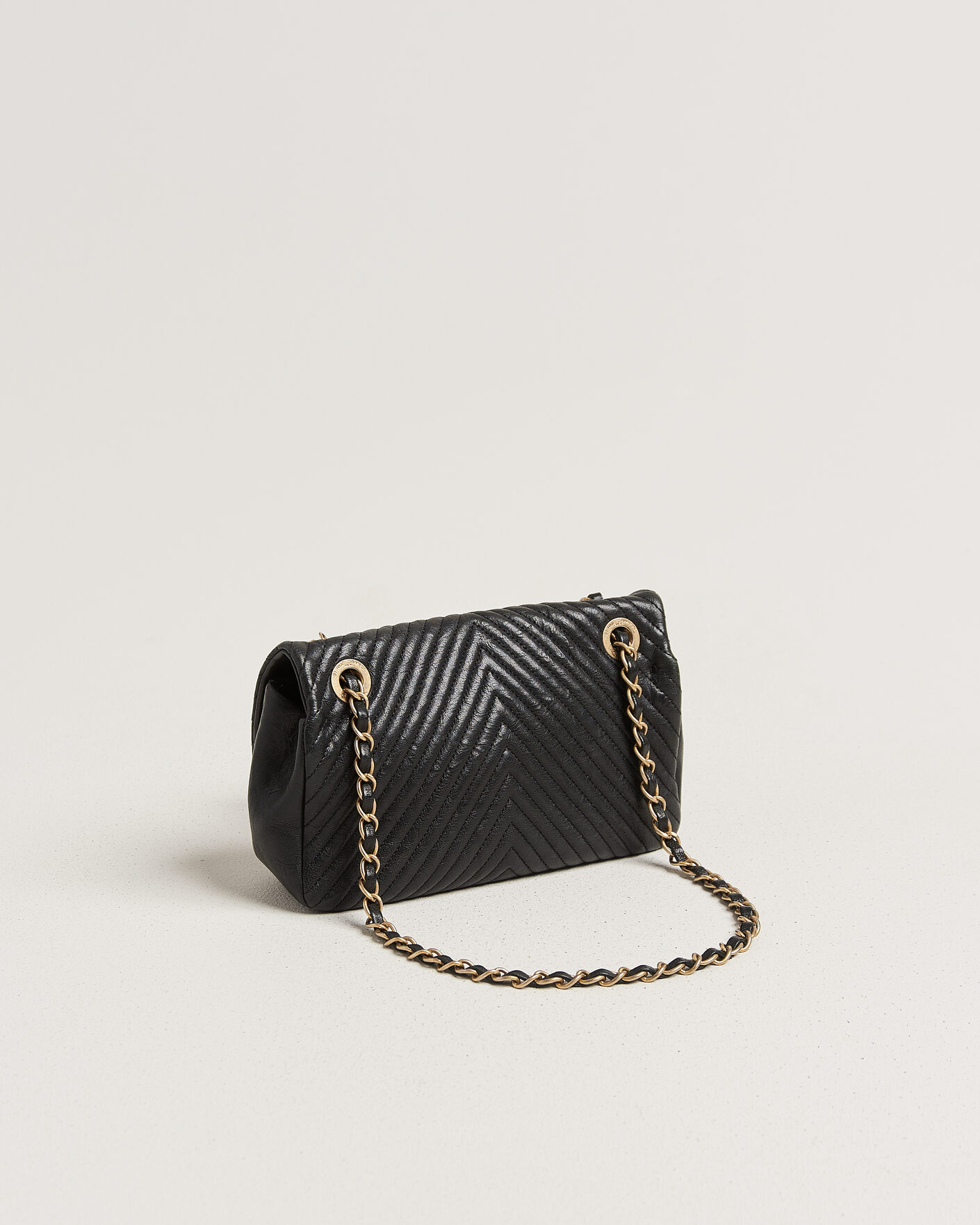 Herr | Pre-Owned & Vintage Bags | Chanel Pre-Owned | Chevron Small Flap Bag Black