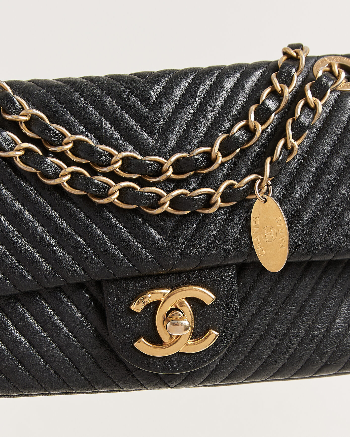 Herr | Pre-Owned & Vintage Bags | Chanel Pre-Owned | Chevron Small Flap Bag Black