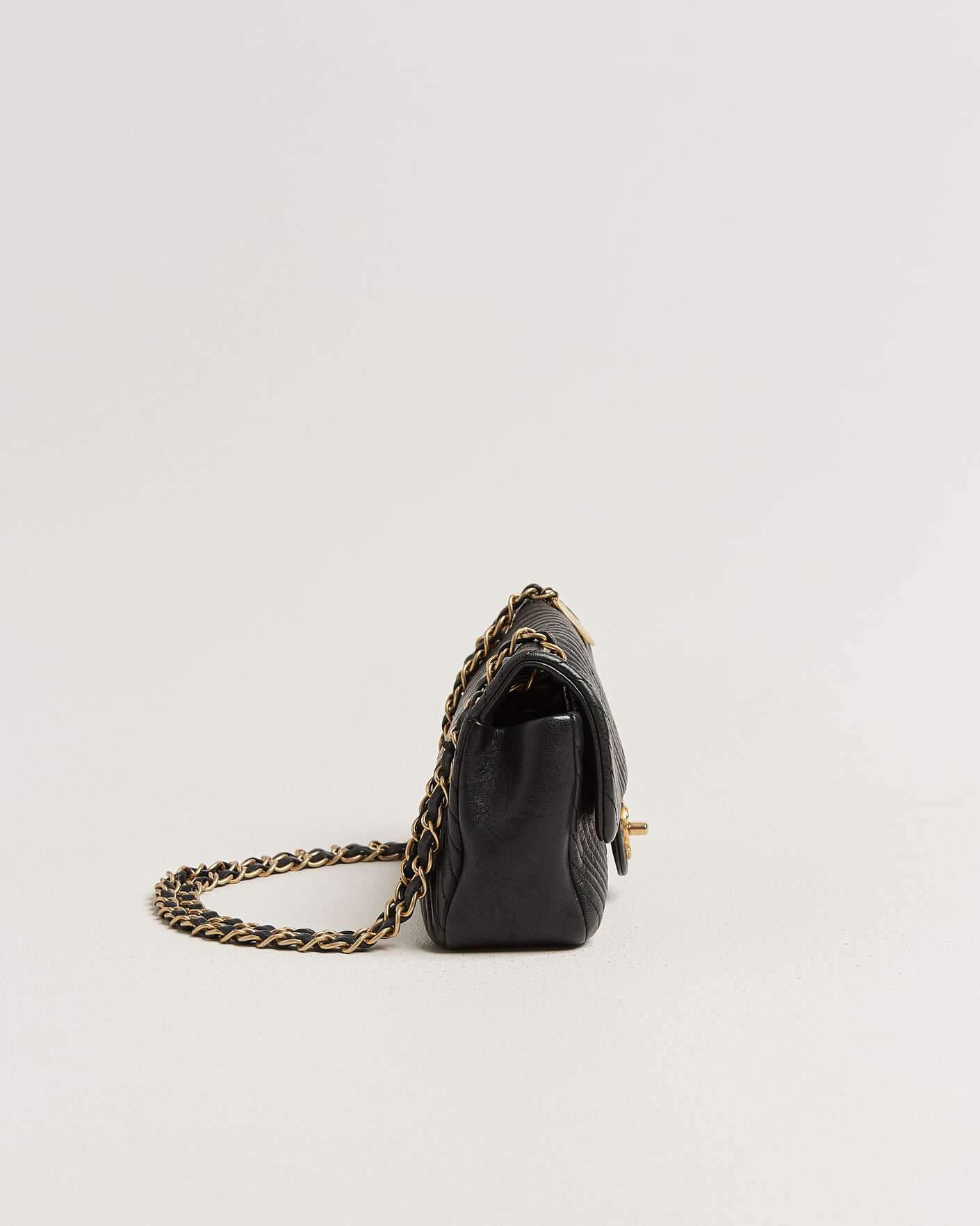 Herr | Pre-Owned & Vintage Bags | Chanel Pre-Owned | Chevron Small Flap Bag Black