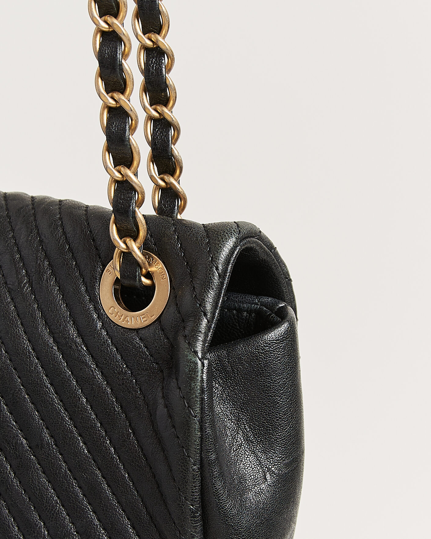 Herr | Pre-Owned & Vintage Bags | Chanel Pre-Owned | Chevron Small Flap Bag Black