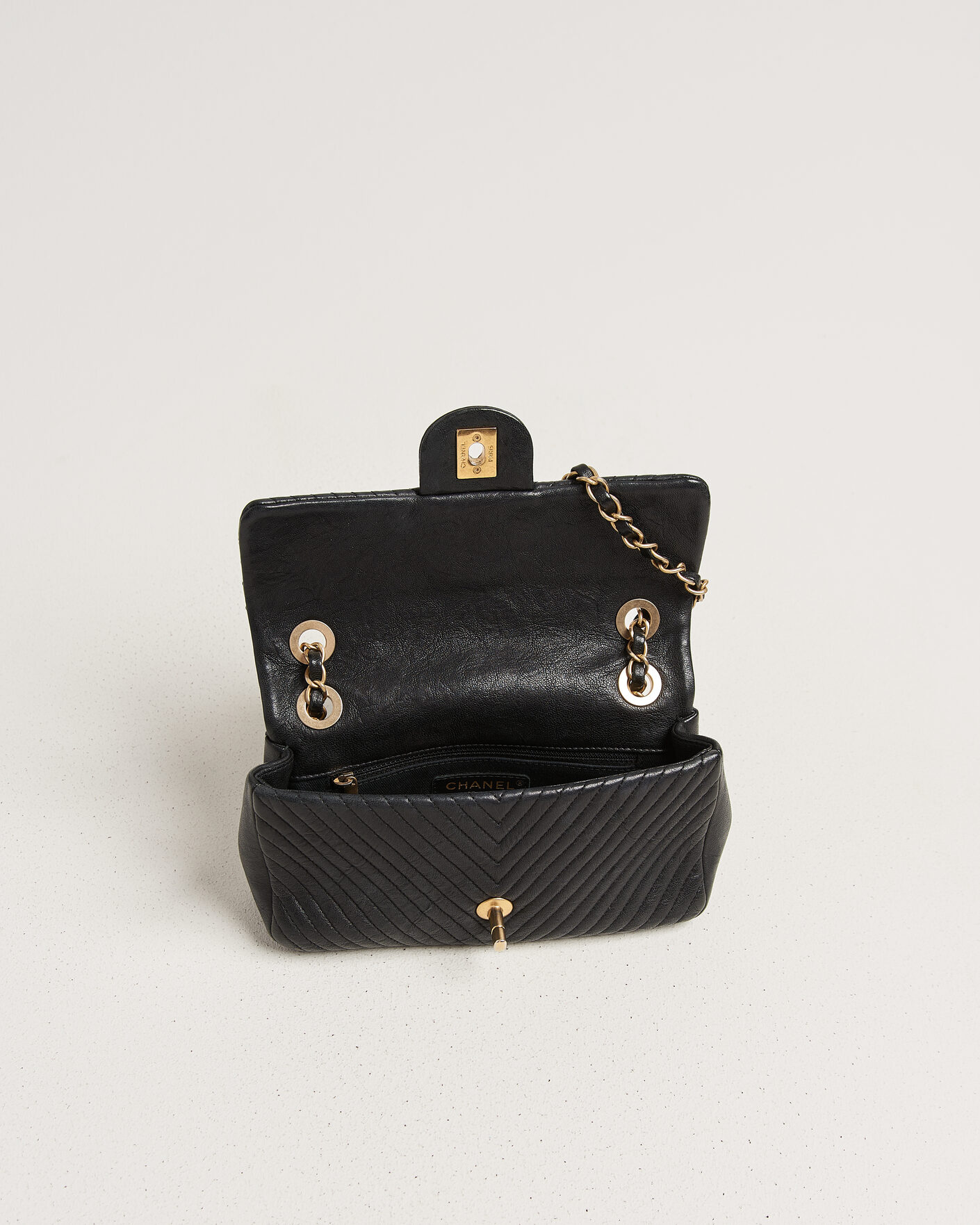 Herr | Pre-Owned & Vintage Bags | Chanel Pre-Owned | Chevron Small Flap Bag Black