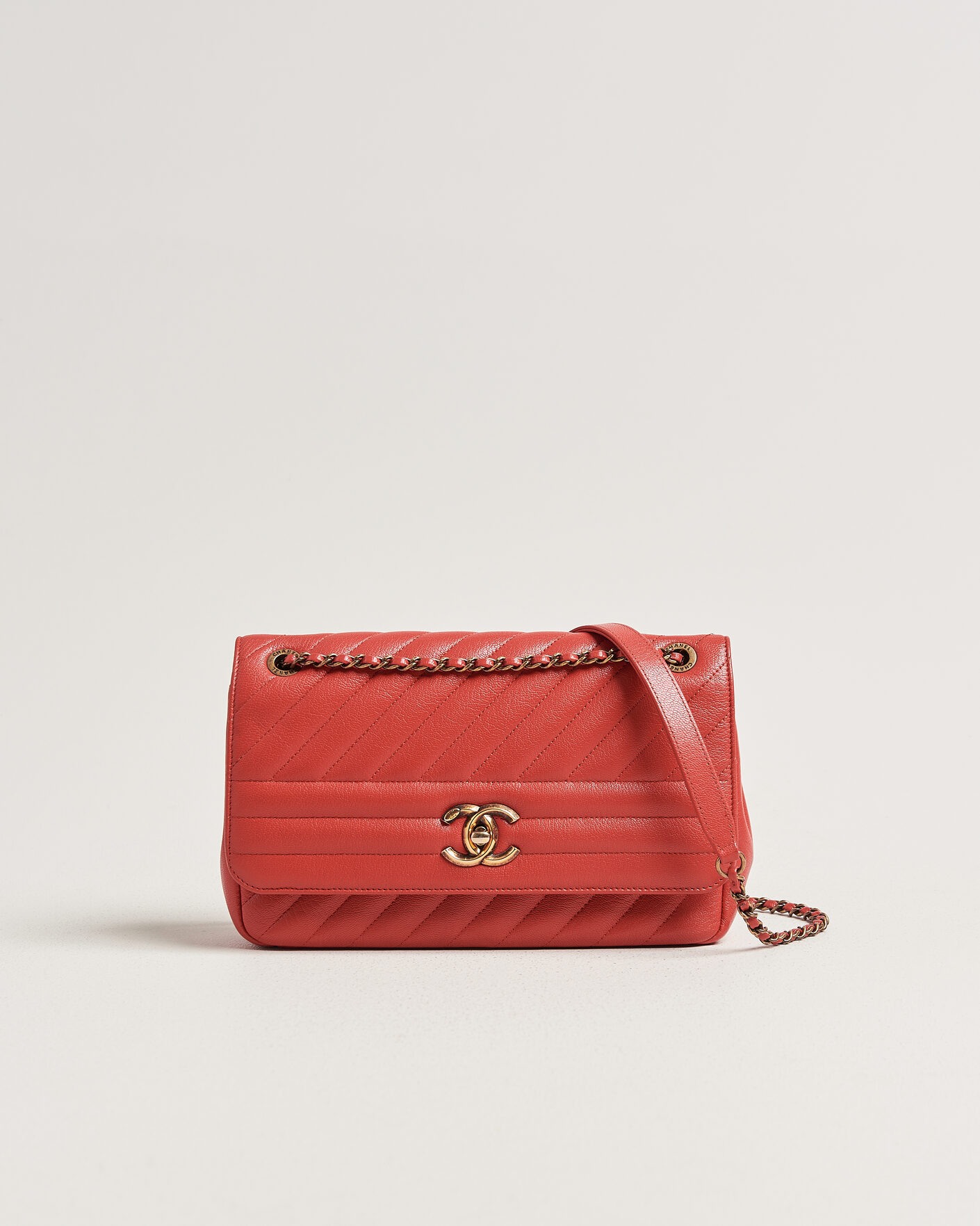 Herr | Pre-Owned & Vintage Bags | Chanel Pre-Owned | Chevron Medium Flap Bag Coral