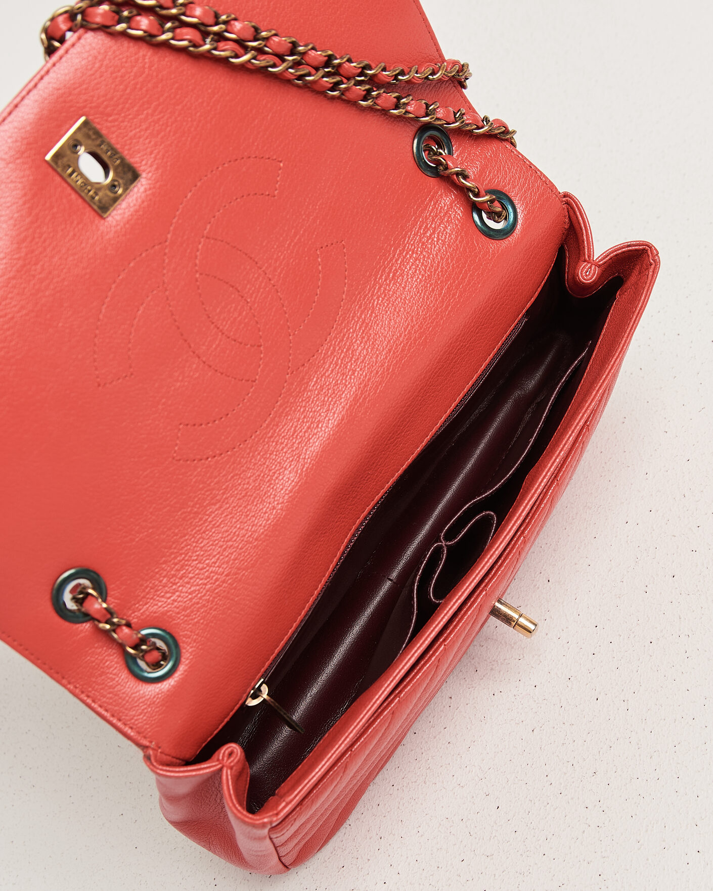 Herr | Pre-Owned & Vintage Bags | Chanel Pre-Owned | Chevron Medium Flap Bag Coral