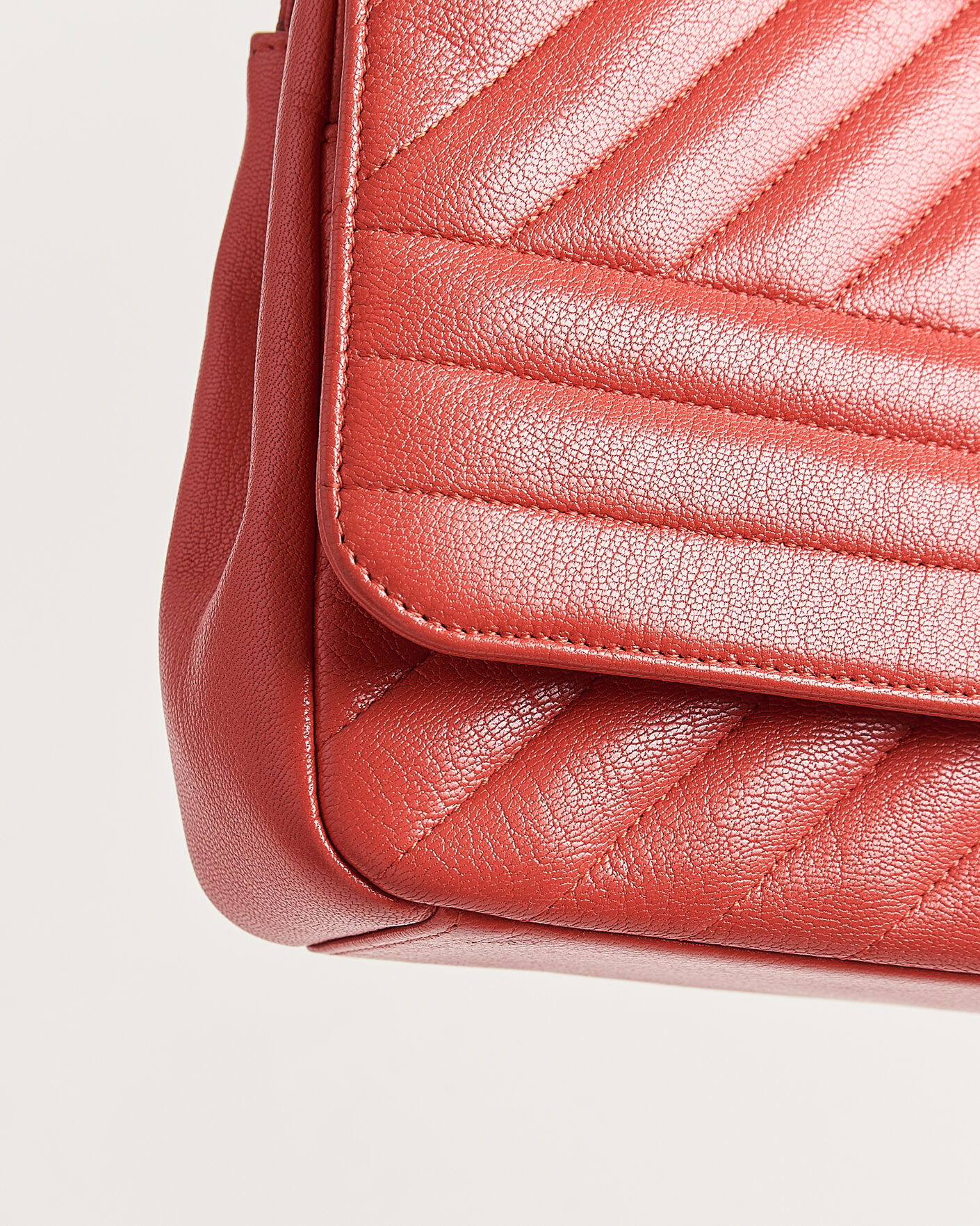 Herr | Pre-Owned & Vintage Bags | Chanel Pre-Owned | Chevron Medium Flap Bag Coral