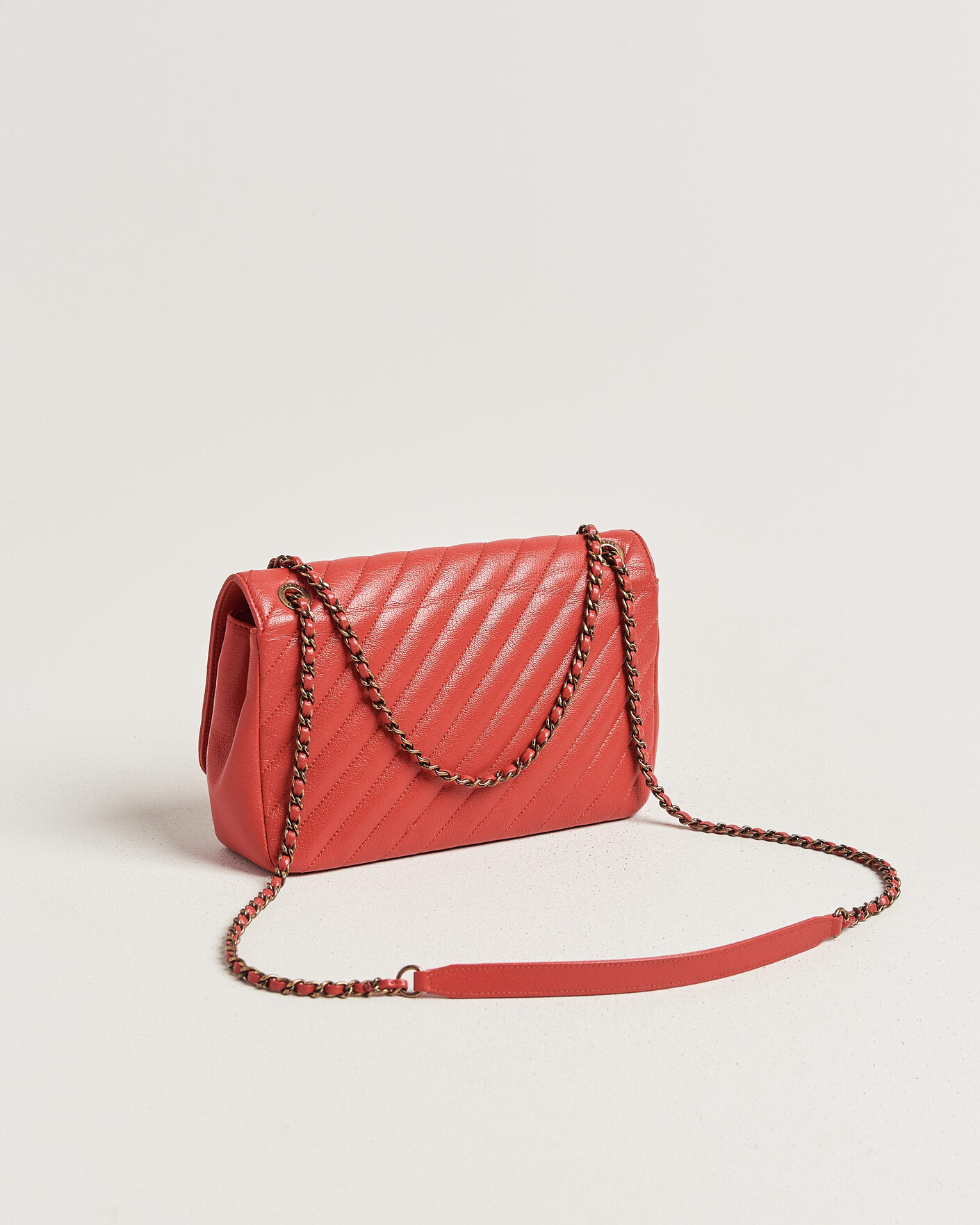 Herr | Pre-Owned & Vintage Bags | Chanel Pre-Owned | Chevron Medium Flap Bag Coral