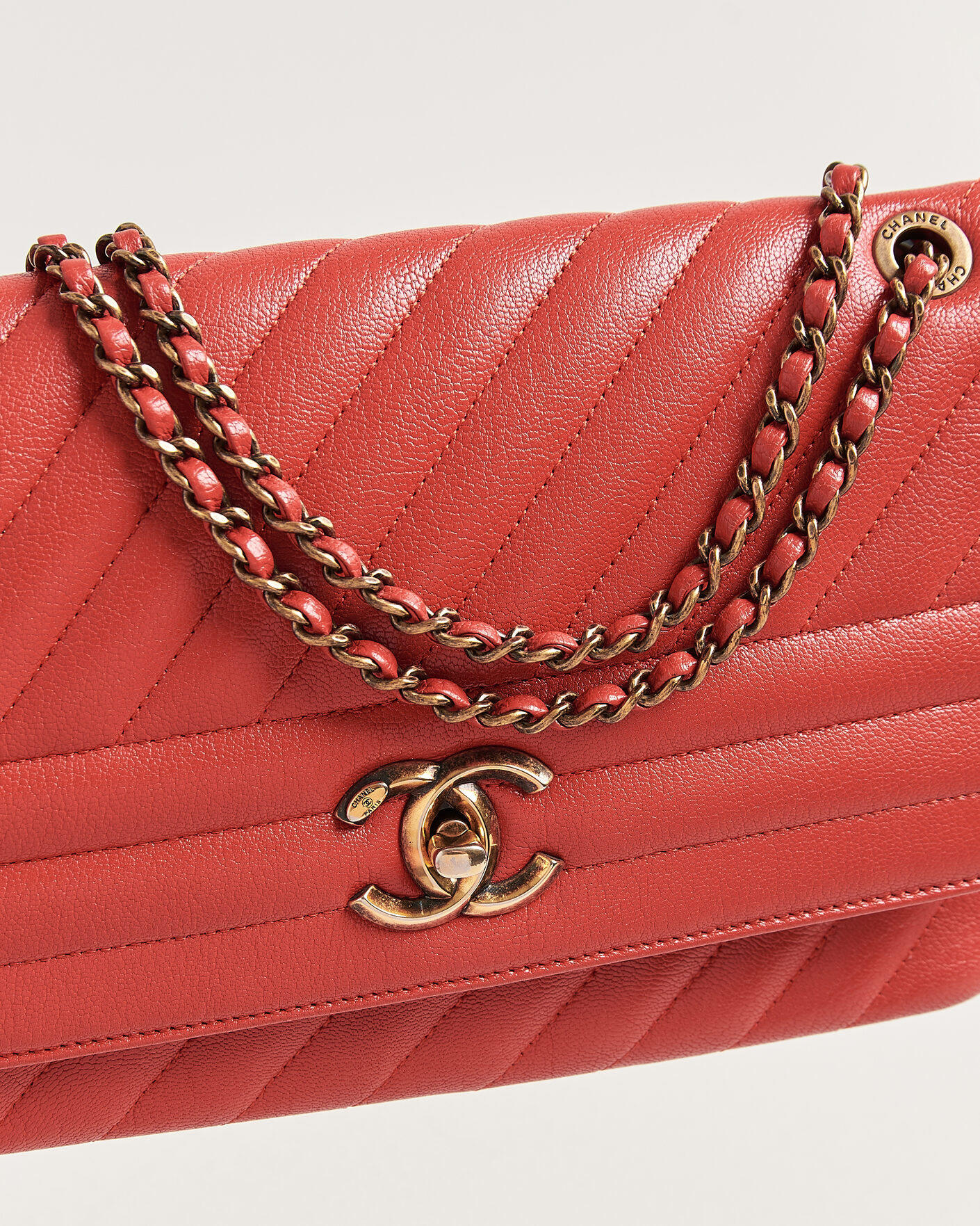 Herr | Pre-Owned & Vintage Bags | Chanel Pre-Owned | Chevron Medium Flap Bag Coral