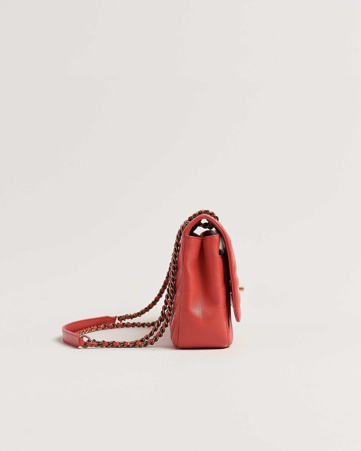 Herr | Pre-Owned & Vintage Bags | Chanel Pre-Owned | Chevron Medium Flap Bag Coral