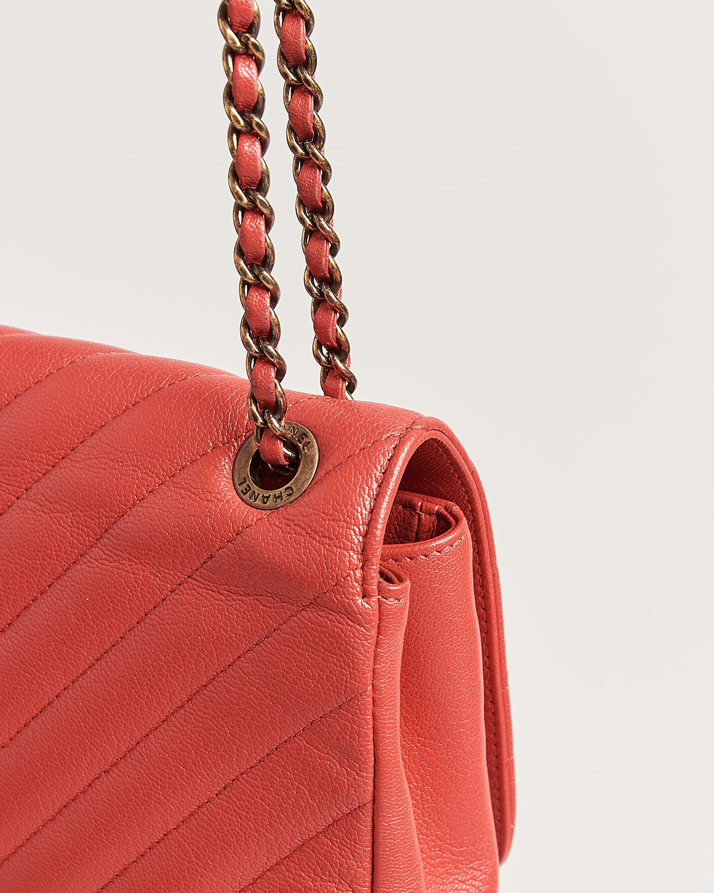 Herr | Pre-Owned & Vintage Bags | Chanel Pre-Owned | Chevron Medium Flap Bag Coral