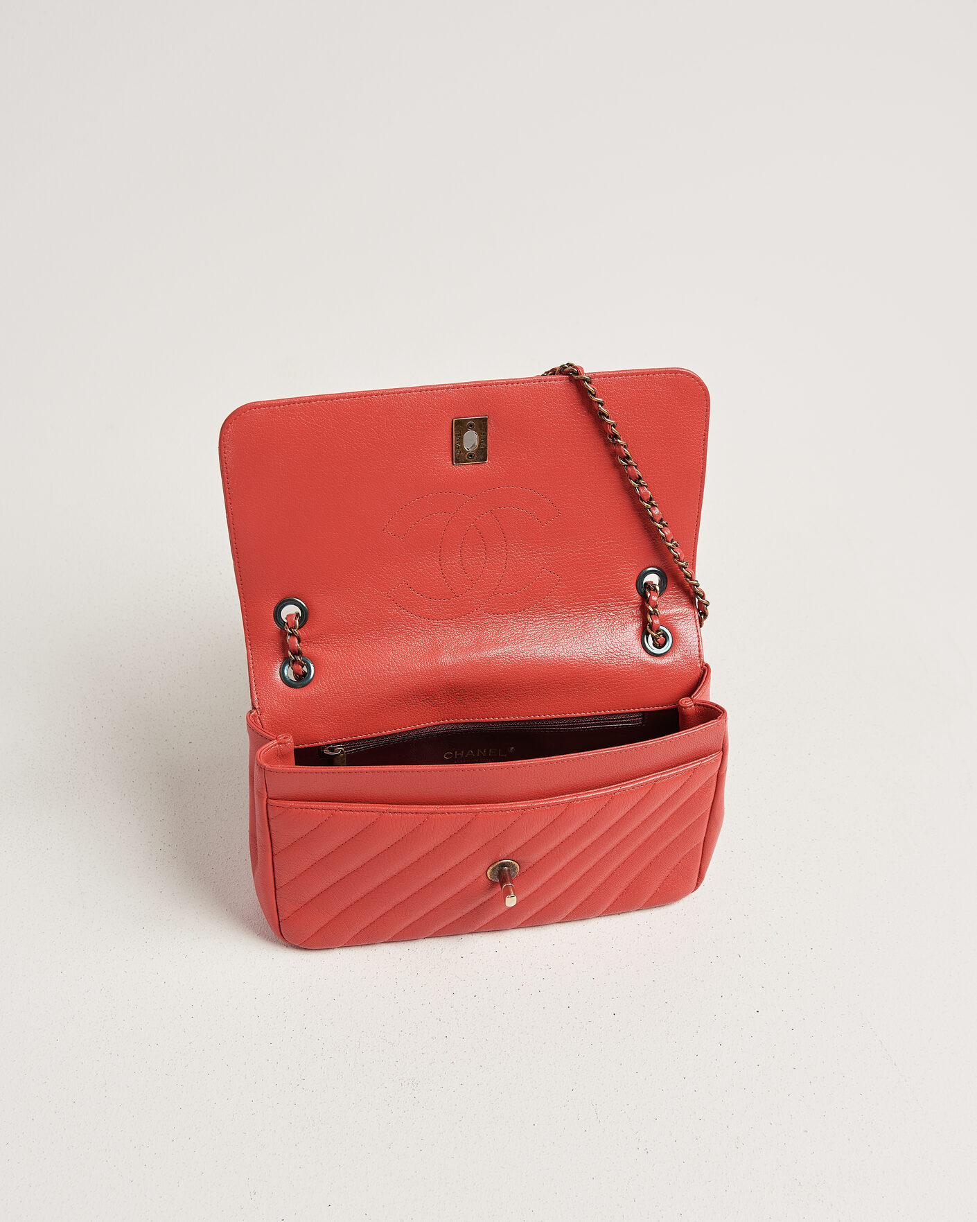 Herr | Pre-Owned & Vintage Bags | Chanel Pre-Owned | Chevron Medium Flap Bag Coral