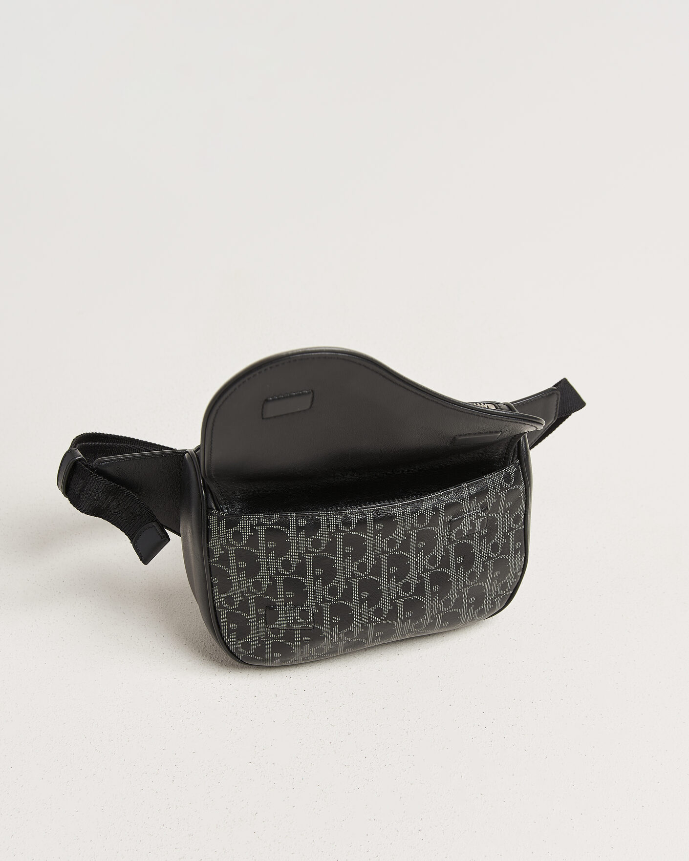 Herr | Pre-Owned & Vintage Bags | Dior Pre-Owned | Saddle Bag Oblique Leather Black