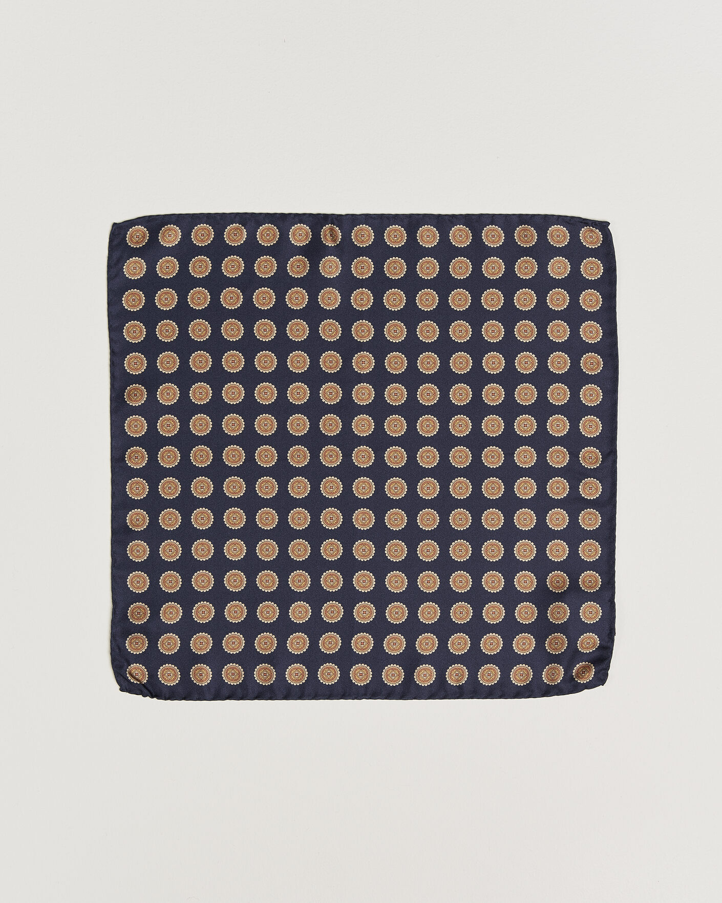 Herr | Näsdukar | Amanda Christensen | Silk Twill Medallion Pocket Square Navy