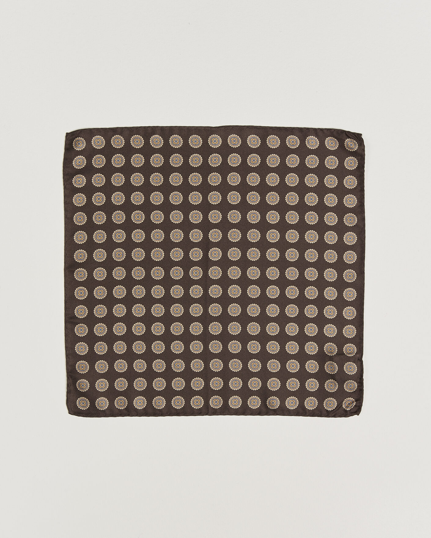 Herr | Näsdukar | Amanda Christensen | Silk Twill Medallion Pocket Square Brown