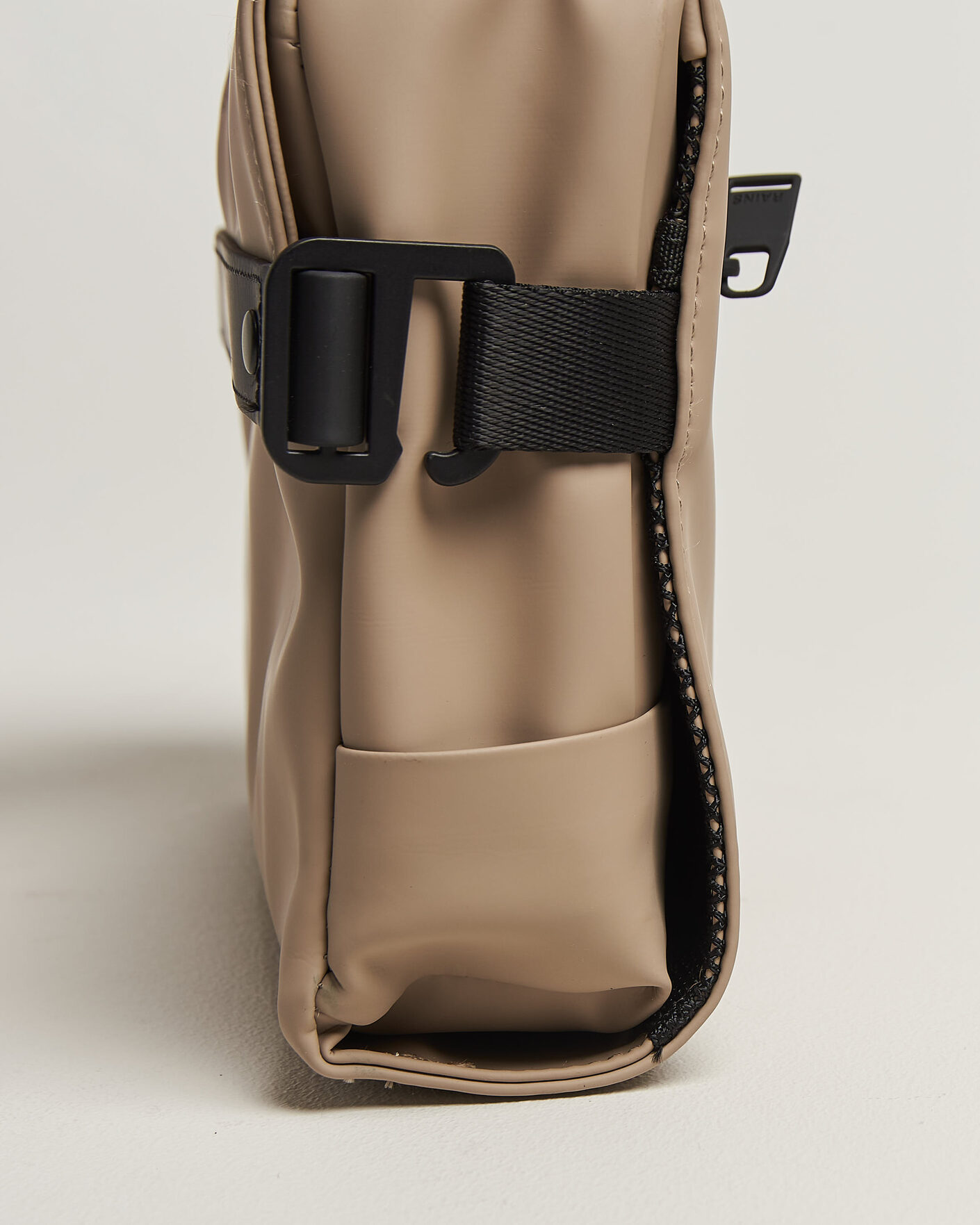 Herr | Väskor | RAINS | OTG Washbag Beige