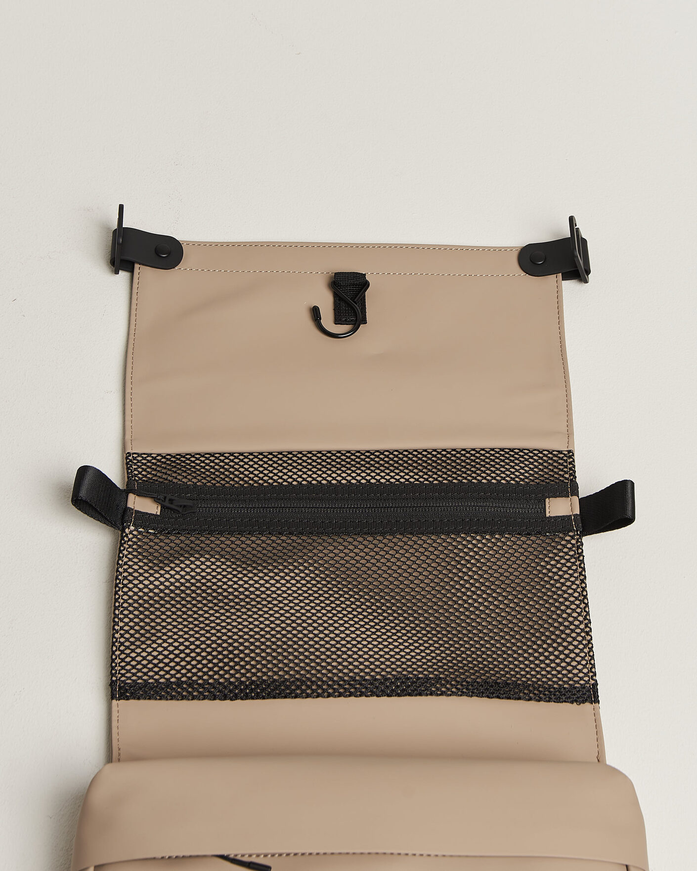 Herr | Väskor | RAINS | OTG Washbag Beige