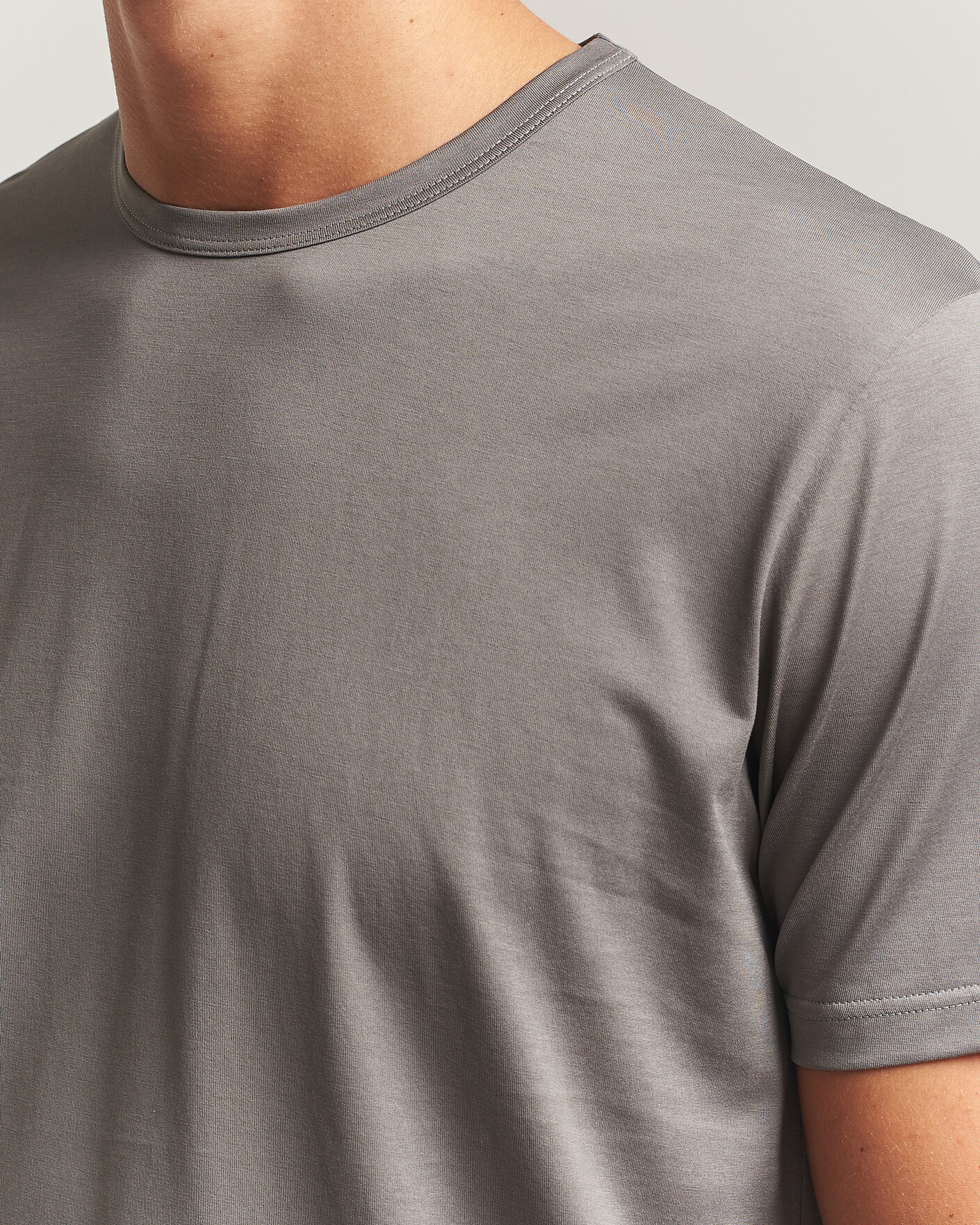 Herr | T-Shirts | Sunspel | Crew Neck Q82 Cotton T-Shirt Smoke Grey