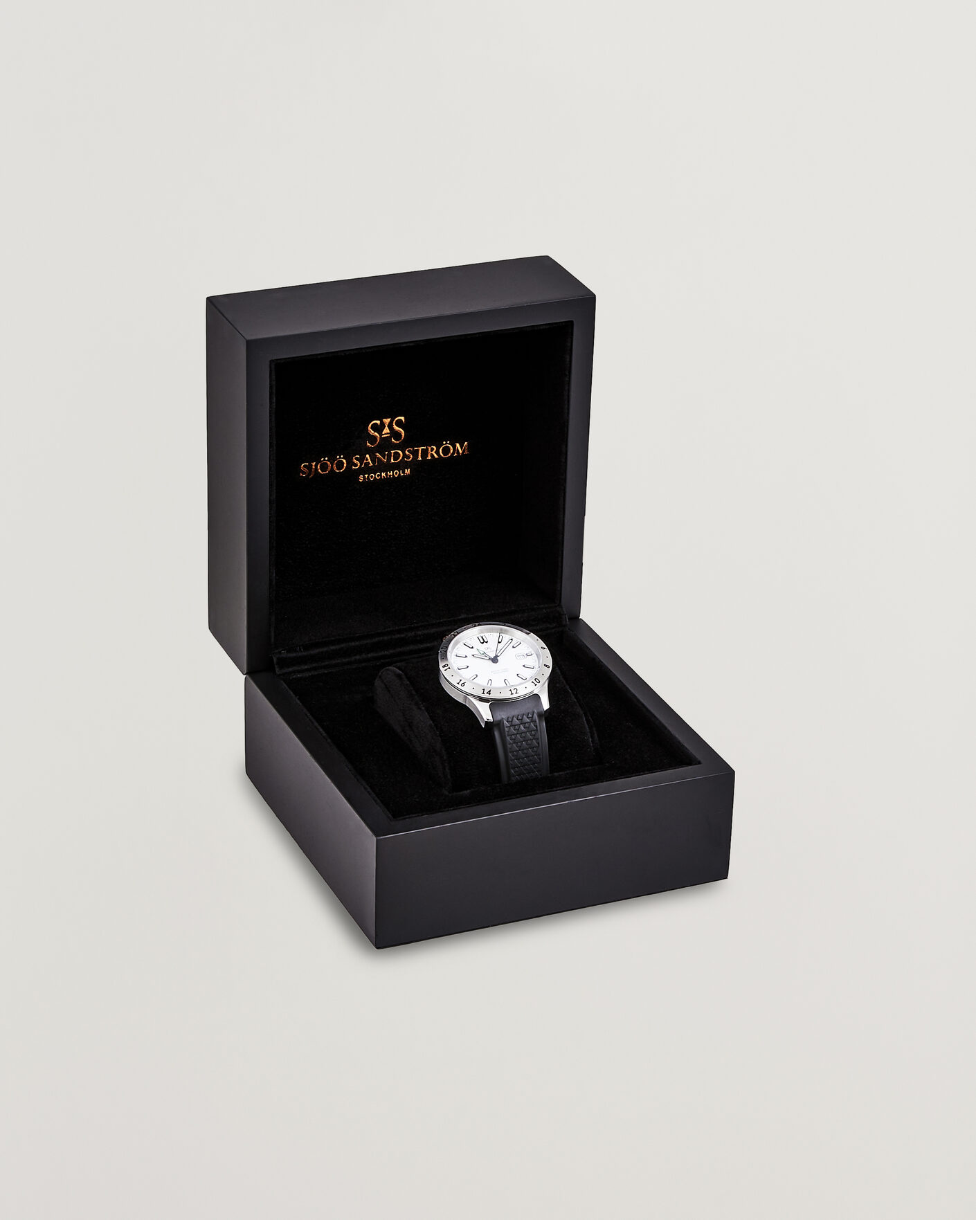 Herr | Sjöö Sandström Royal Steel Worldtimer 41mm Black Rubber White Dial | Sjöö Sandström | Royal Steel Worldtimer 41mm Black Rubber White Dial