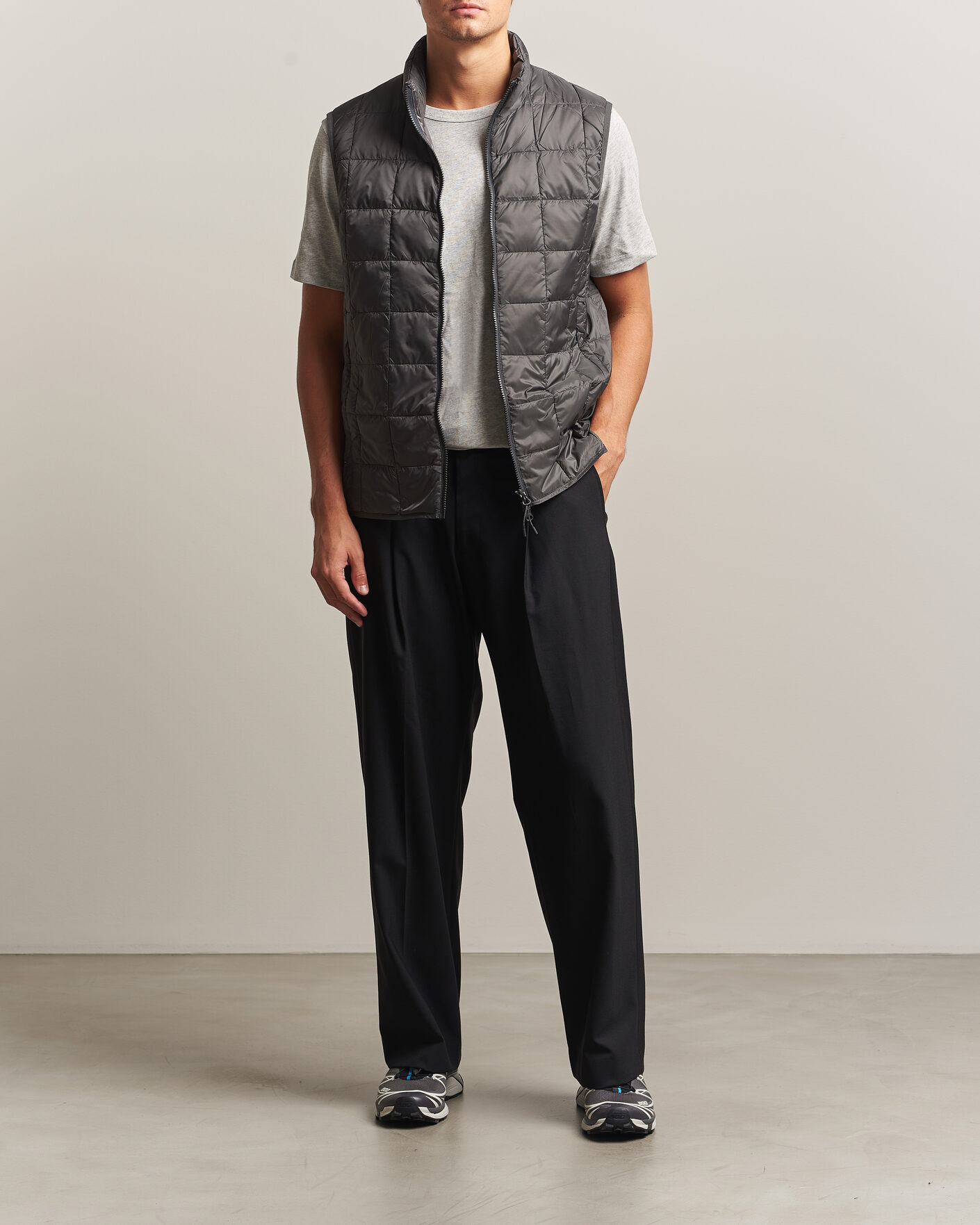 Herr | Västar | TAION | High Neck Full Zip Lightweight Down Vest Dark Grey