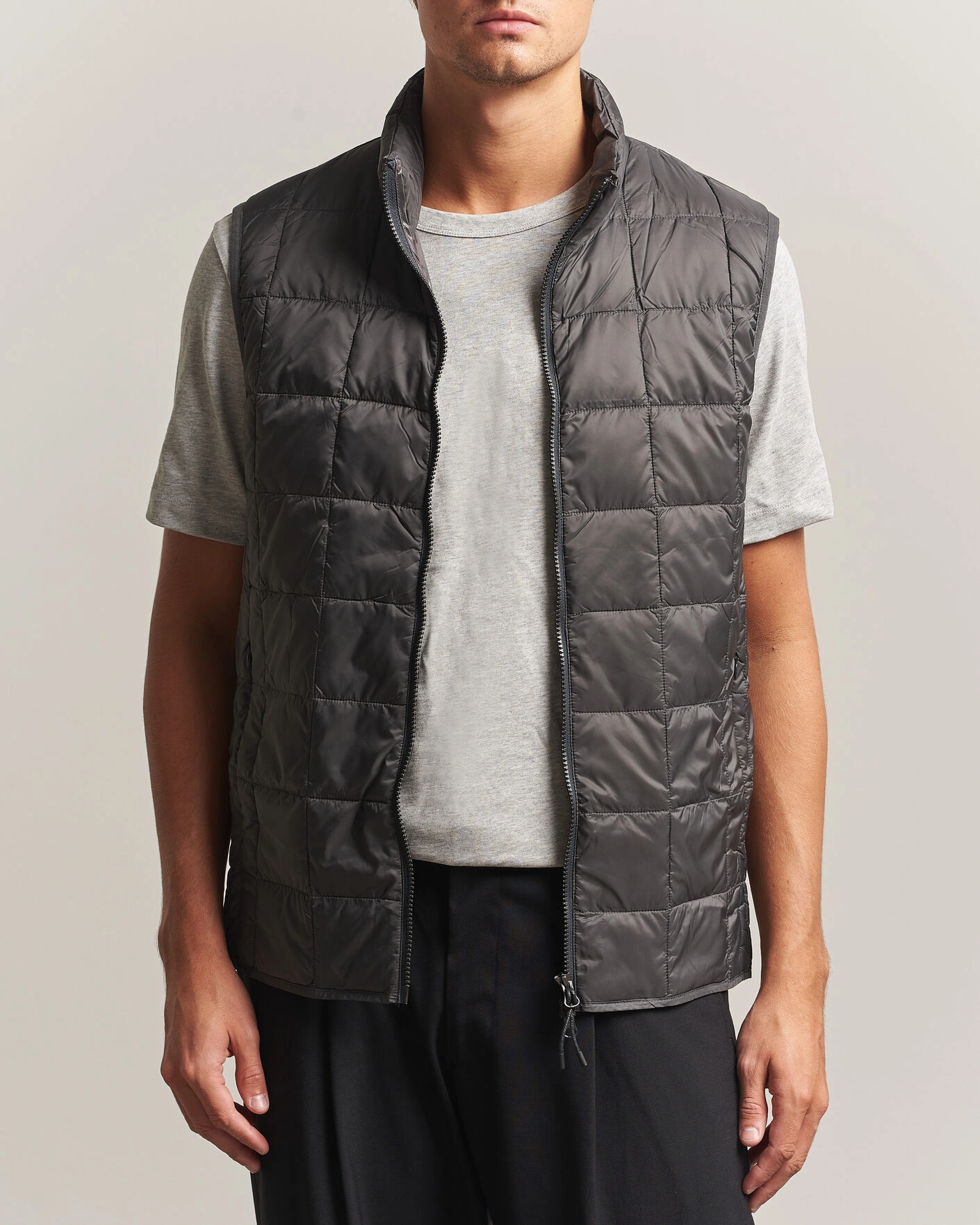 Herr | Västar | TAION | High Neck Full Zip Lightweight Down Vest Dark Grey