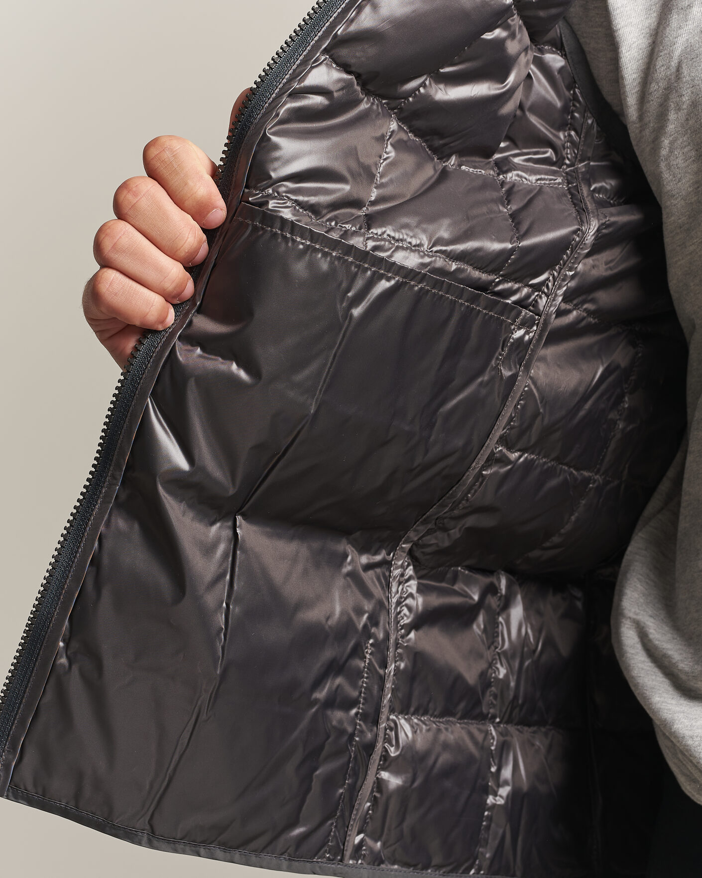 Herr | Västar | TAION | High Neck Full Zip Lightweight Down Vest Dark Grey