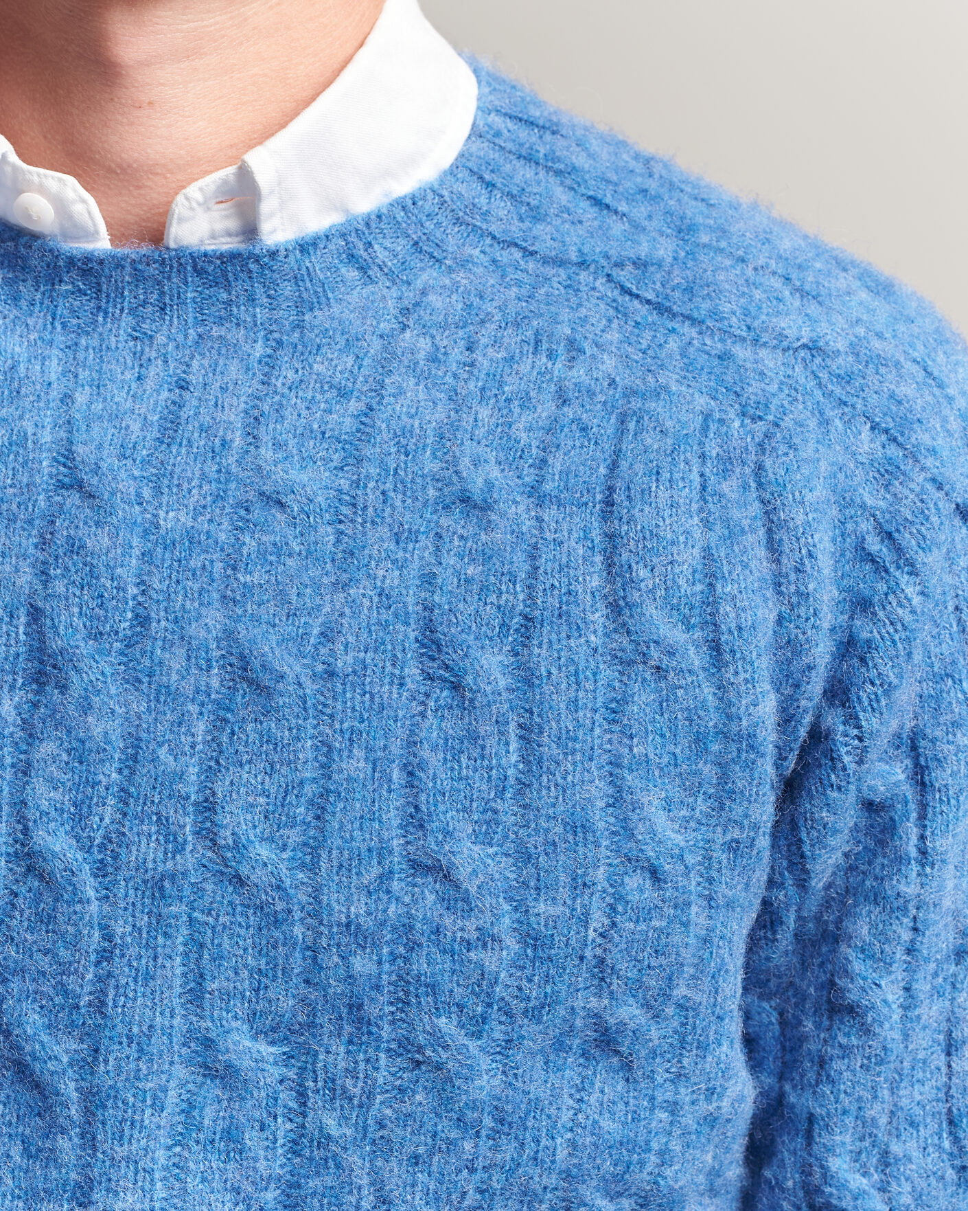 Herr | Tröjor | Harley Of Scotland | Brushed Supersoft Lambswool Cable Cobalt