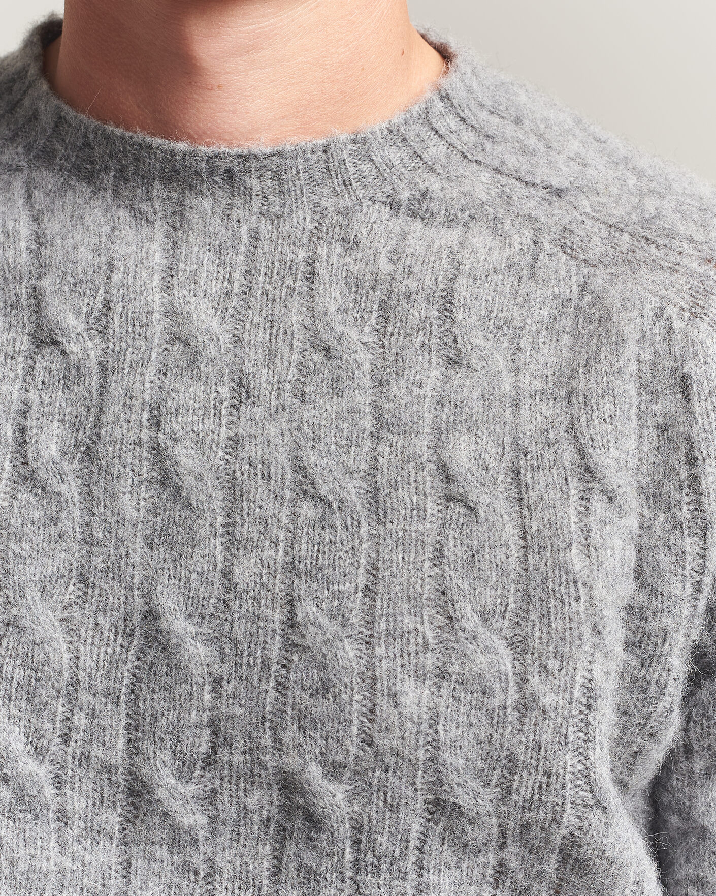 Herr | Tröjor | Harley Of Scotland | Brushed Supersoft Lambswool Cable Mid Grey