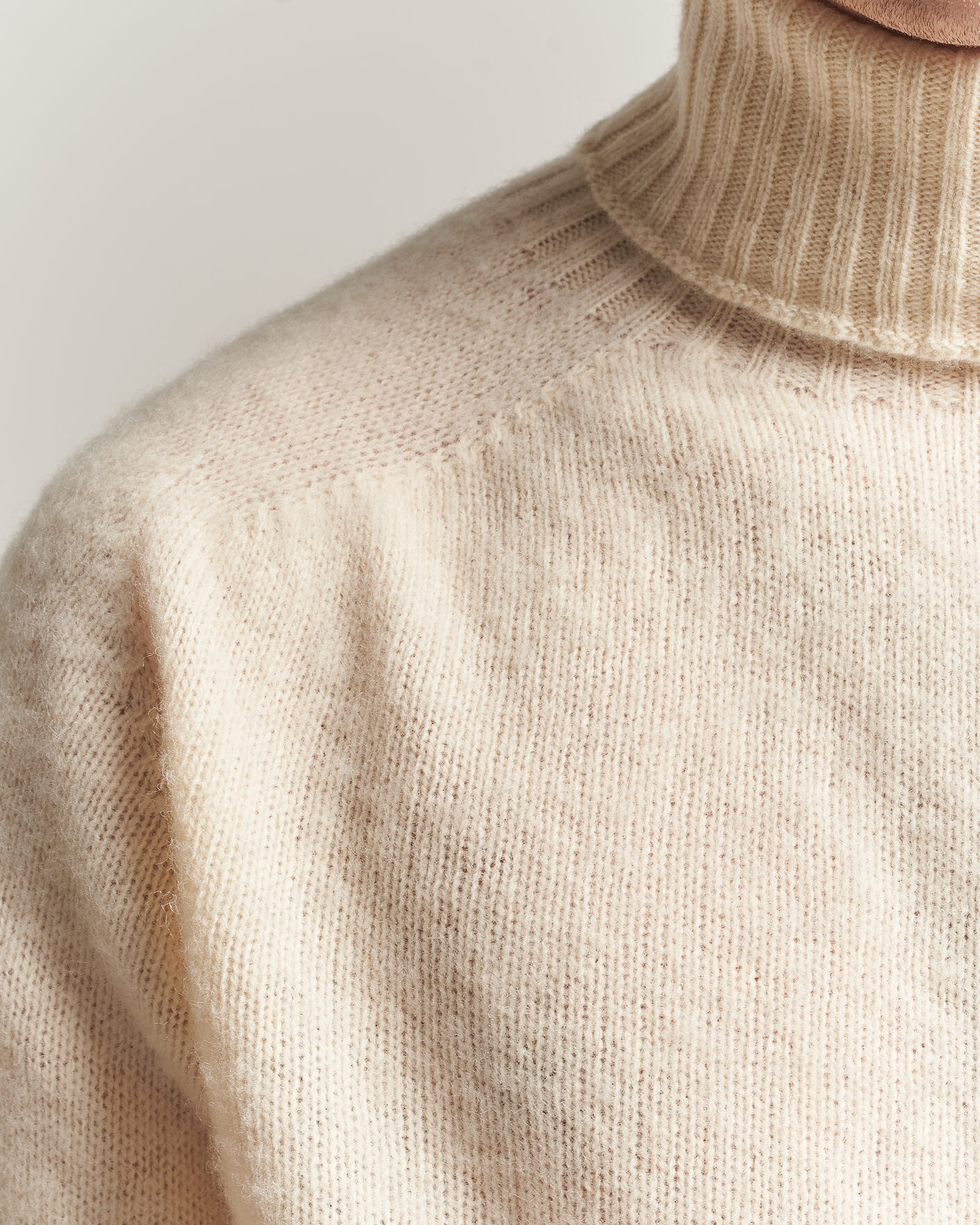 Herr | Tröjor | Harley Of Scotland | Brushed Supersoft Lambswool Rollneck Vanilla