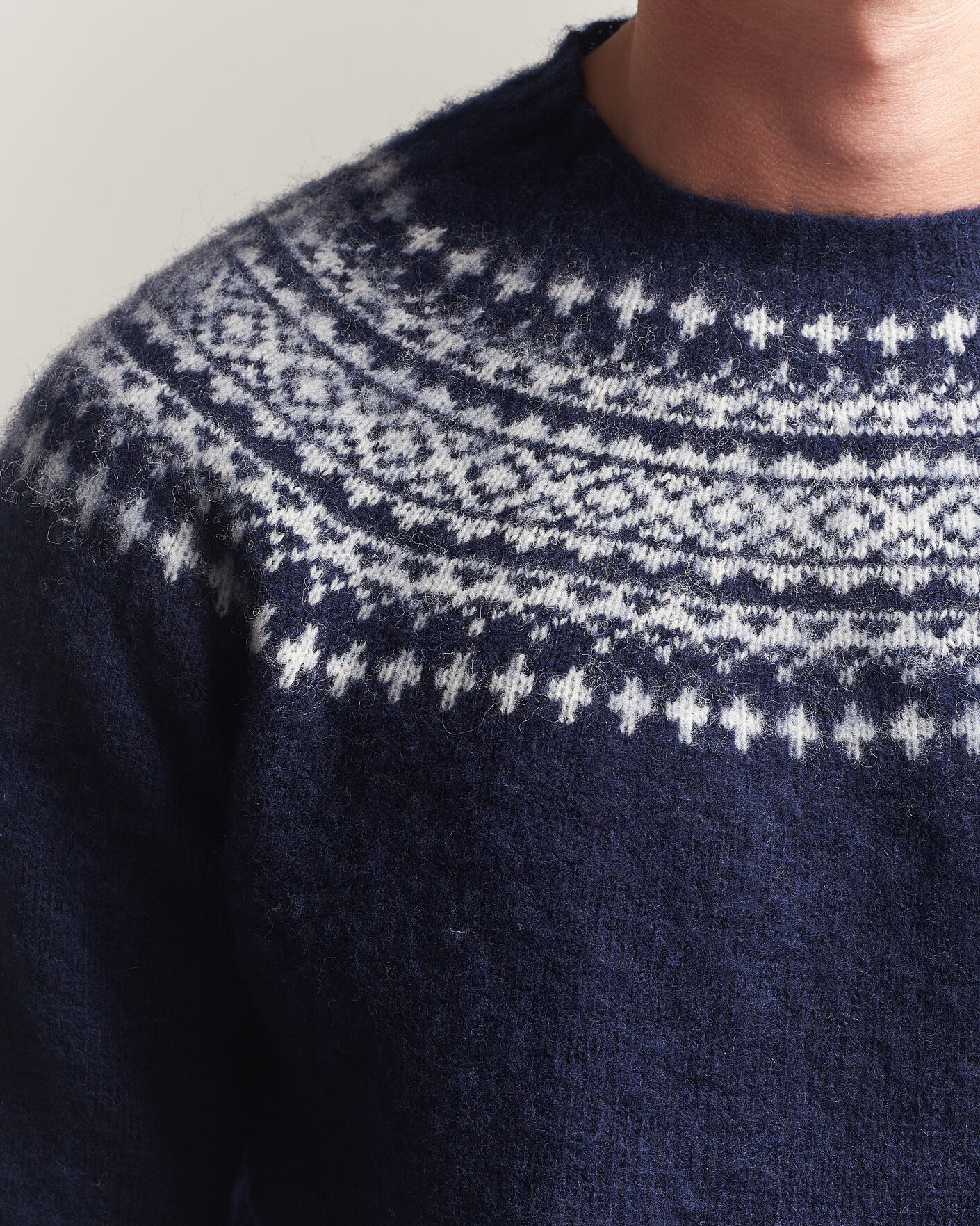 Herr | Tröjor | Harley Of Scotland | Brushed Supersoft Lambswool Yolk Fairisle Navy/Snow White