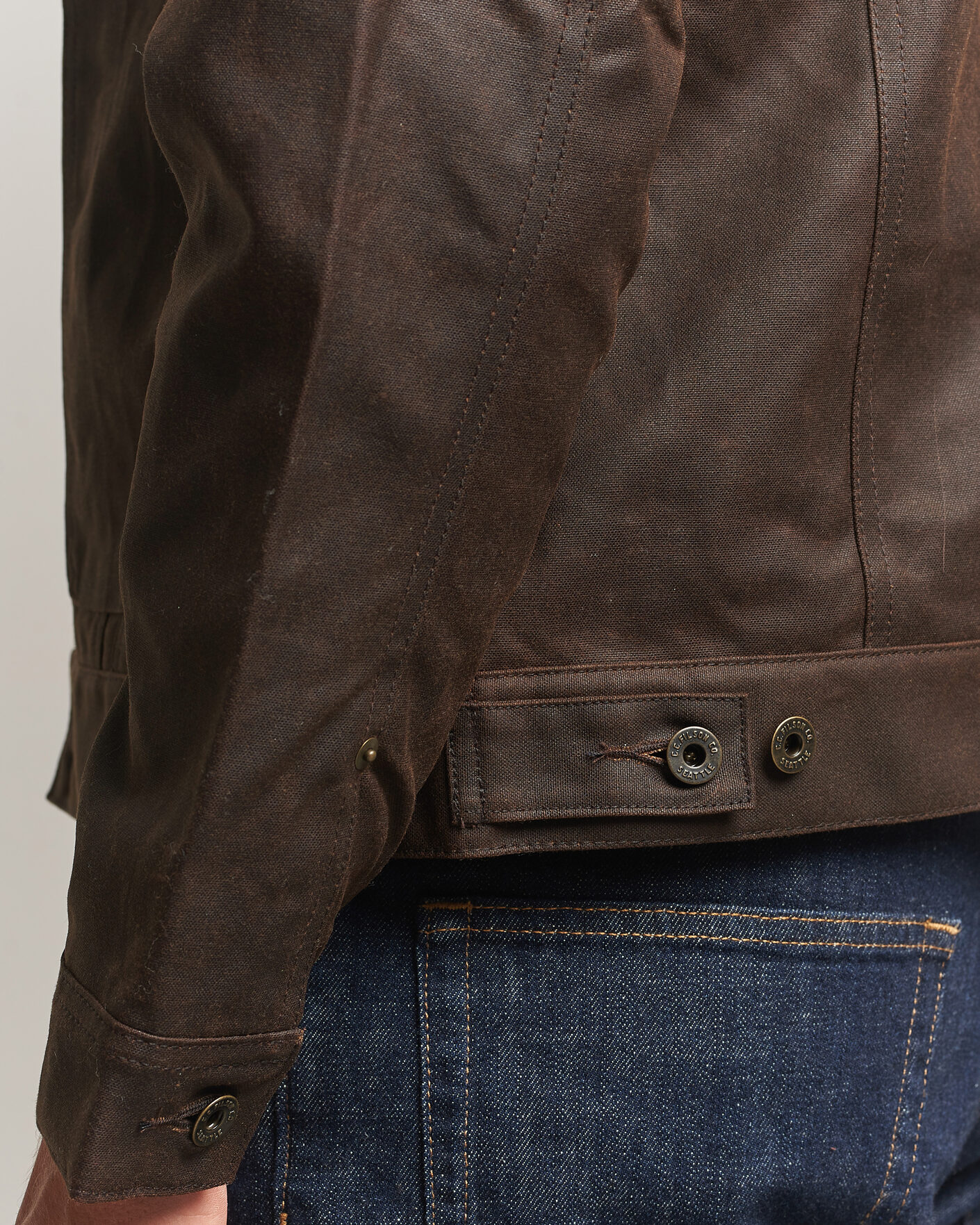 Herr | Jackor | Filson | Short Lined Tin Cloth Cruiser Dark Brown