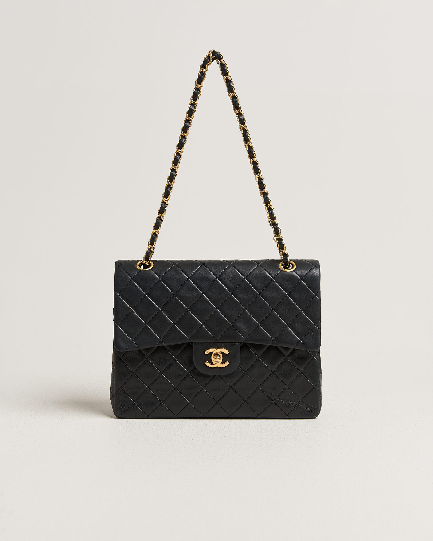 Herr | Pre-Owned & Vintage Bags | Chanel Pre-Owned | Classic Medium Square Double Flap Bag Lambskin Black