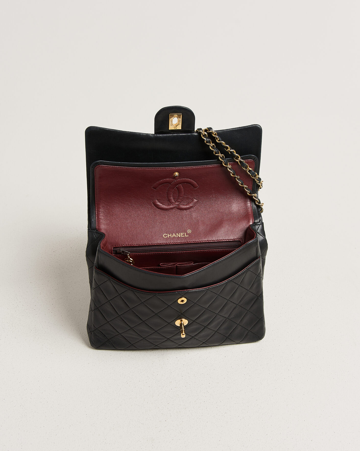 Herr | Pre-Owned & Vintage Bags | Chanel Pre-Owned | Classic Medium Square Double Flap Bag Lambskin Black