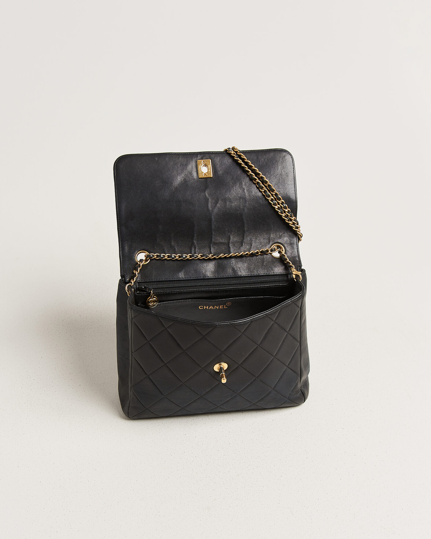 Herr | Pre-Owned & Vintage Bags | Chanel Pre-Owned | Single Flap Bag Lambskin Black