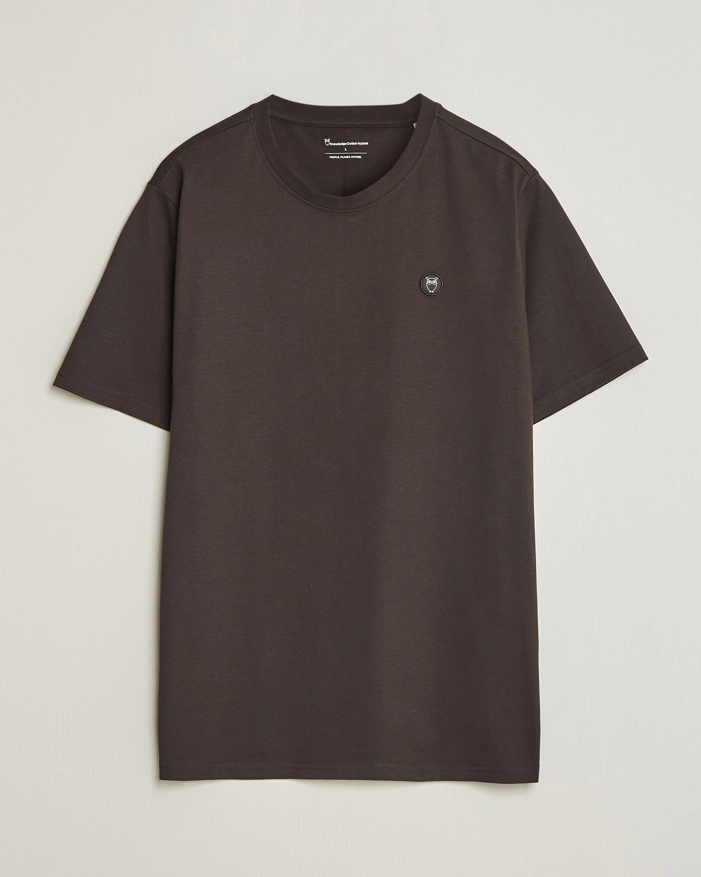 Herr | T-Shirts | KnowledgeCotton Apparel | Loke Badge T-Shirt Chocolate Torte